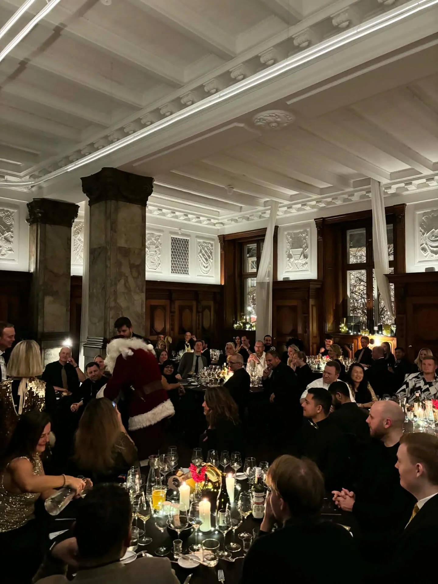 Julefrokosterne er for alvor i gang 🎄- @matrikel1 er en sand perle i hjertet af K&oslash;benhavn, lige ud til kanalerne ved Gammel Strand. Vi st&aring;r for tjenerpersonale og kokke i &aring;r. Stormevents.dk