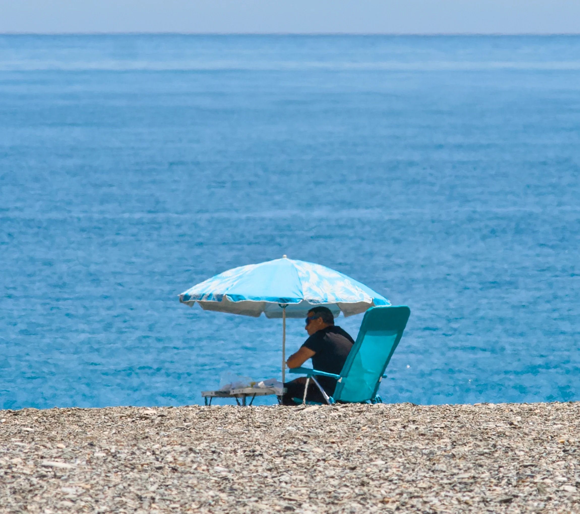 Man_parasol_beach.webp