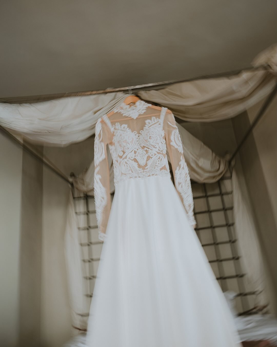 ・During the getting ready moments, @bach_to_paris captured every little detail : the stationery, the jewelry&hellip; All the elements that made this day even more special 🤍

&mdash;

・Lors des pr&eacute;paratifs, @bach_to_paris a immortalis&eacute; 