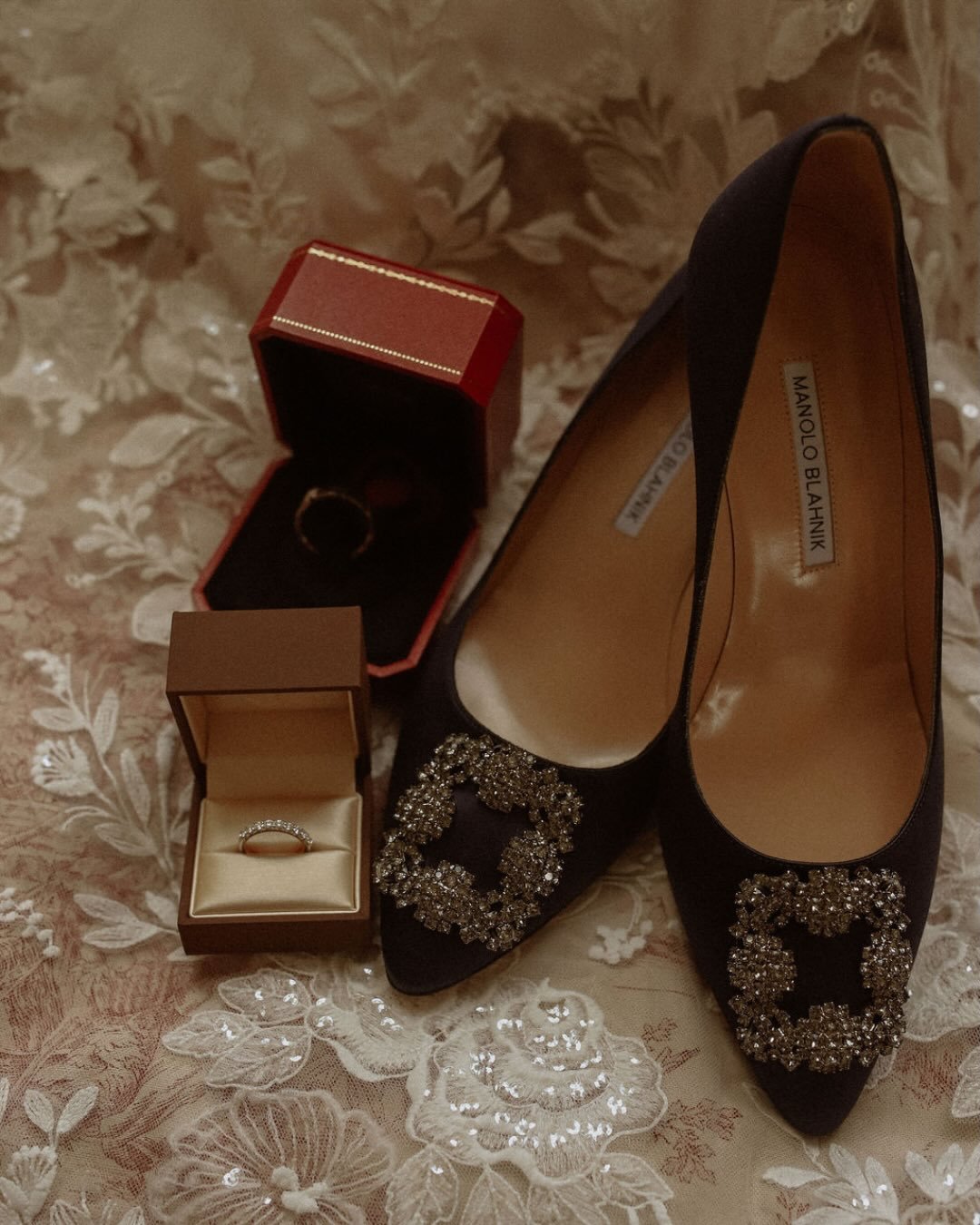 ・An October morning wrapped in soft autumn light. Michelle getting ready, surrounded by her loved ones, in a calm yet emotional atmosphere.
 Those final moments before saying &ldquo;I do&rdquo; so precious, so full of meaning. ✨

&mdash;

・Un matin d