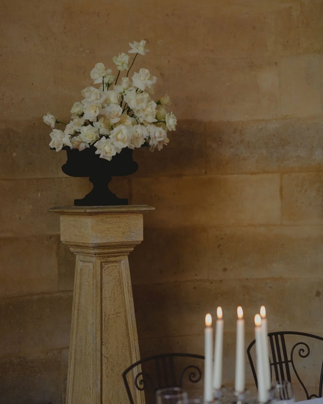 ・The floral language.
Florals are never just florals.
They guide the atmosphere, set the tone, and elevate every space they touch.
On the table, on a staircase, beside a piano &mdash; they breathe life into your celebration.
Let&rsquo;s design a wedd