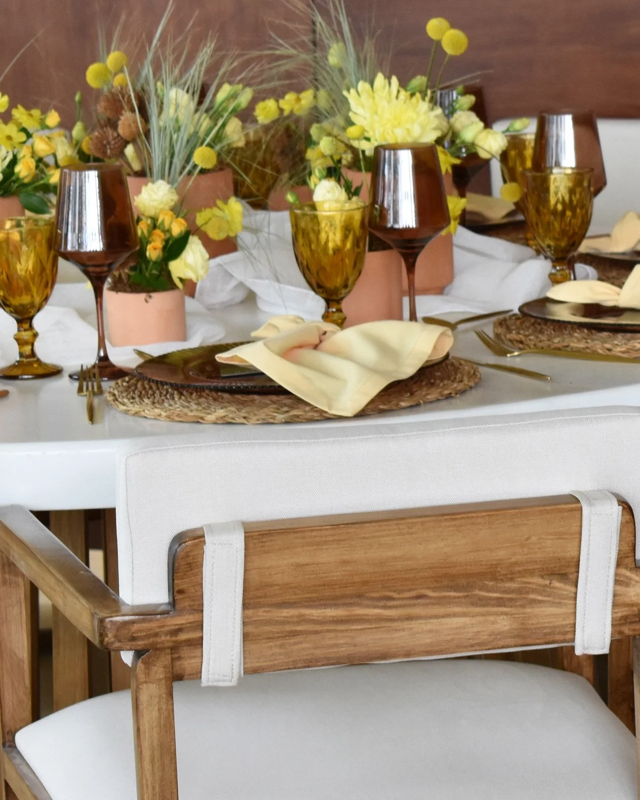 &iquest;Ya conoces nuestro sill&oacute;n Mauro? 🪑

Dise&ntilde;o c&aacute;lido, elegante y vers&aacute;til. Perfecto para lograr ambientes acogedores y sofisticados en cualquier tipo de evento. 🤍

Detalles que suman estilo: estructura de madera con