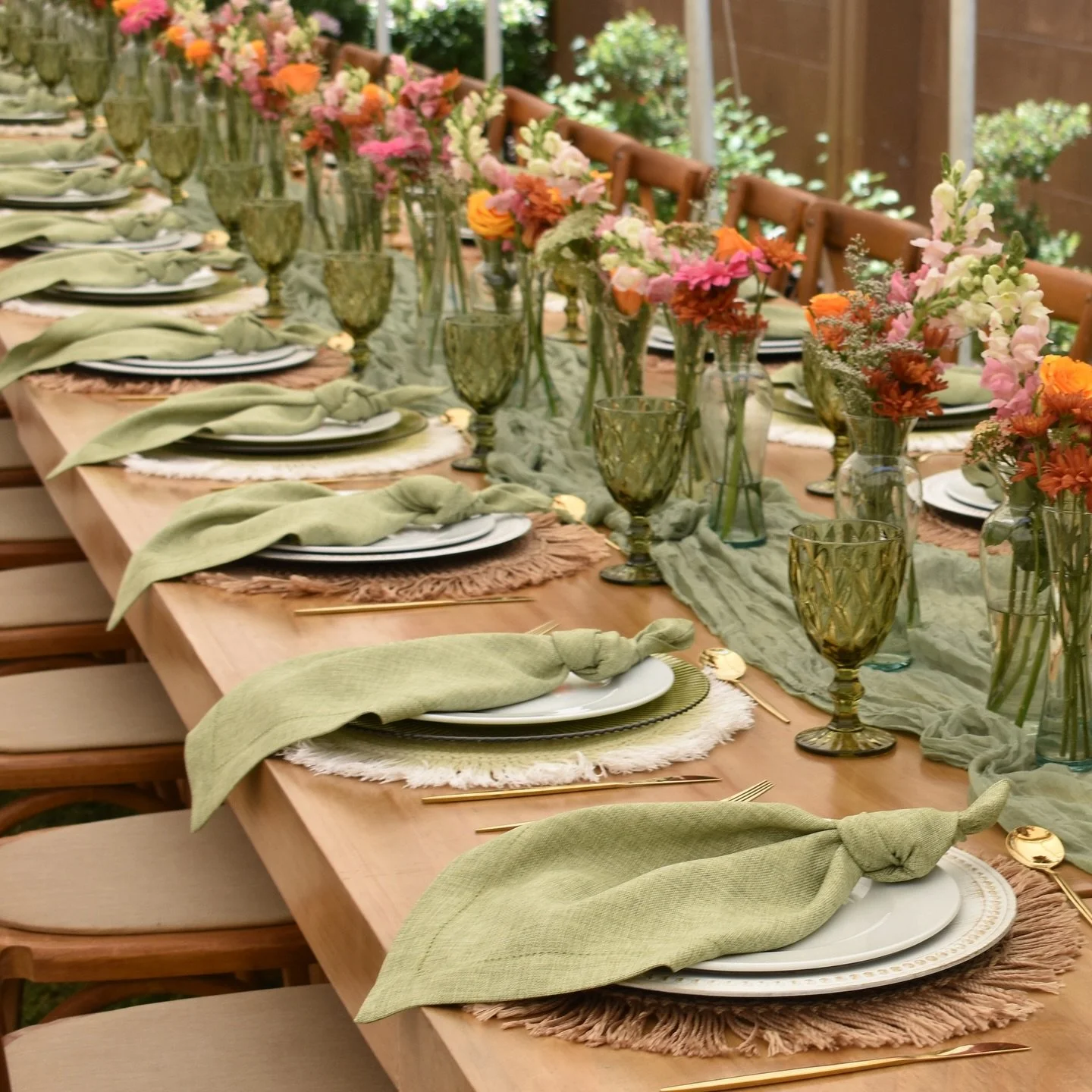 Flores vibrantes, cristaler&iacute;a verde y texturas naturales 🌿

La mesa Sophia natural se transforma en un lienzo perfecto para crear momentos llenos de color y armon&iacute;a.

✨ Escr&iacute;benos y cotiza esta mesa para tu pr&oacute;ximo evento
