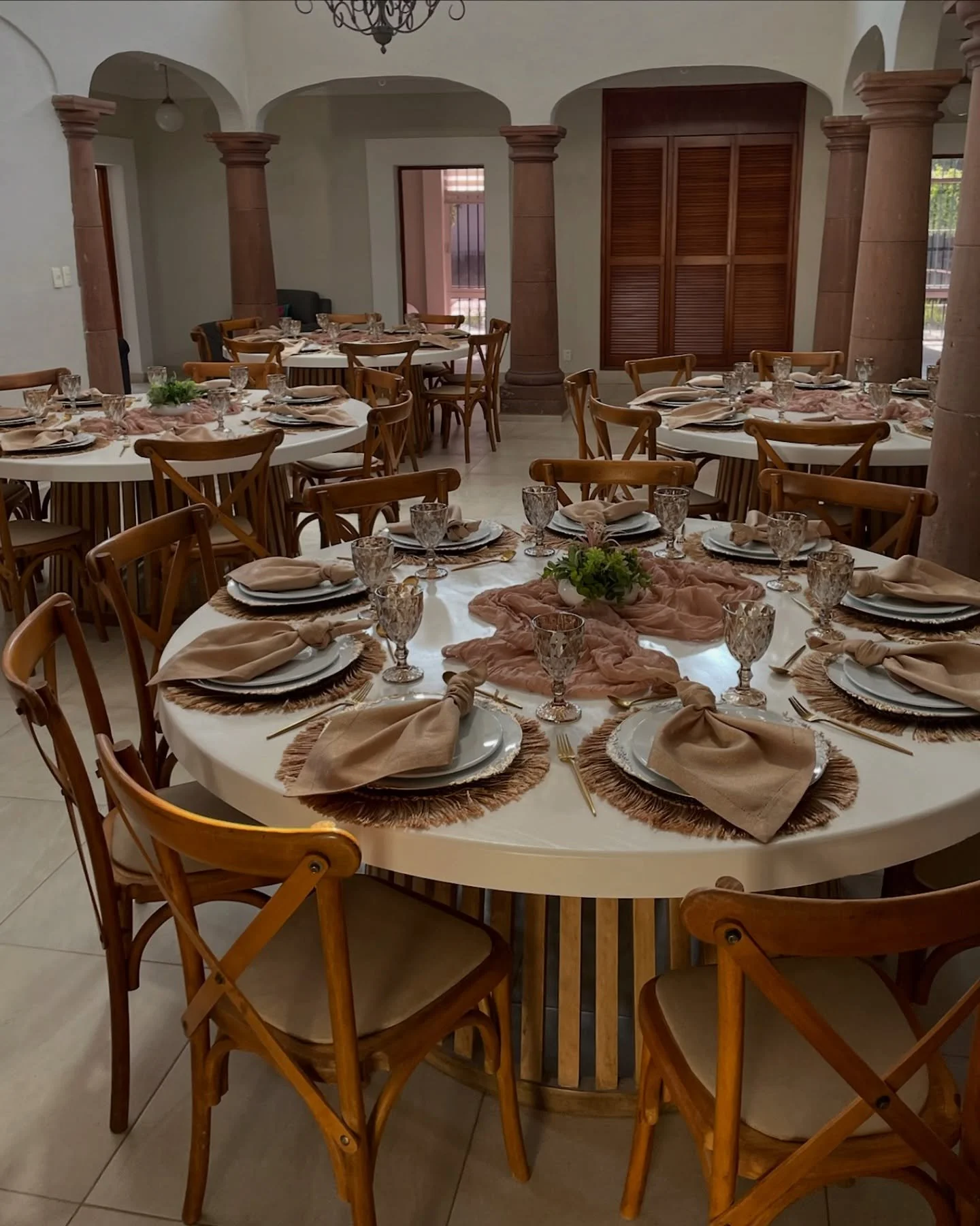 La estrella de la fiesta: &iexcl;nuestra mesa redonda Sophia Ivory! ✨
Redonda, elegante y lista para el chismecito gourmet&hellip;
&iquest;Qui&eacute;n se apunta?

#MesaSophia #HOSTEventos #EventosConEstilo #CreandoAmbientes&rdquo;