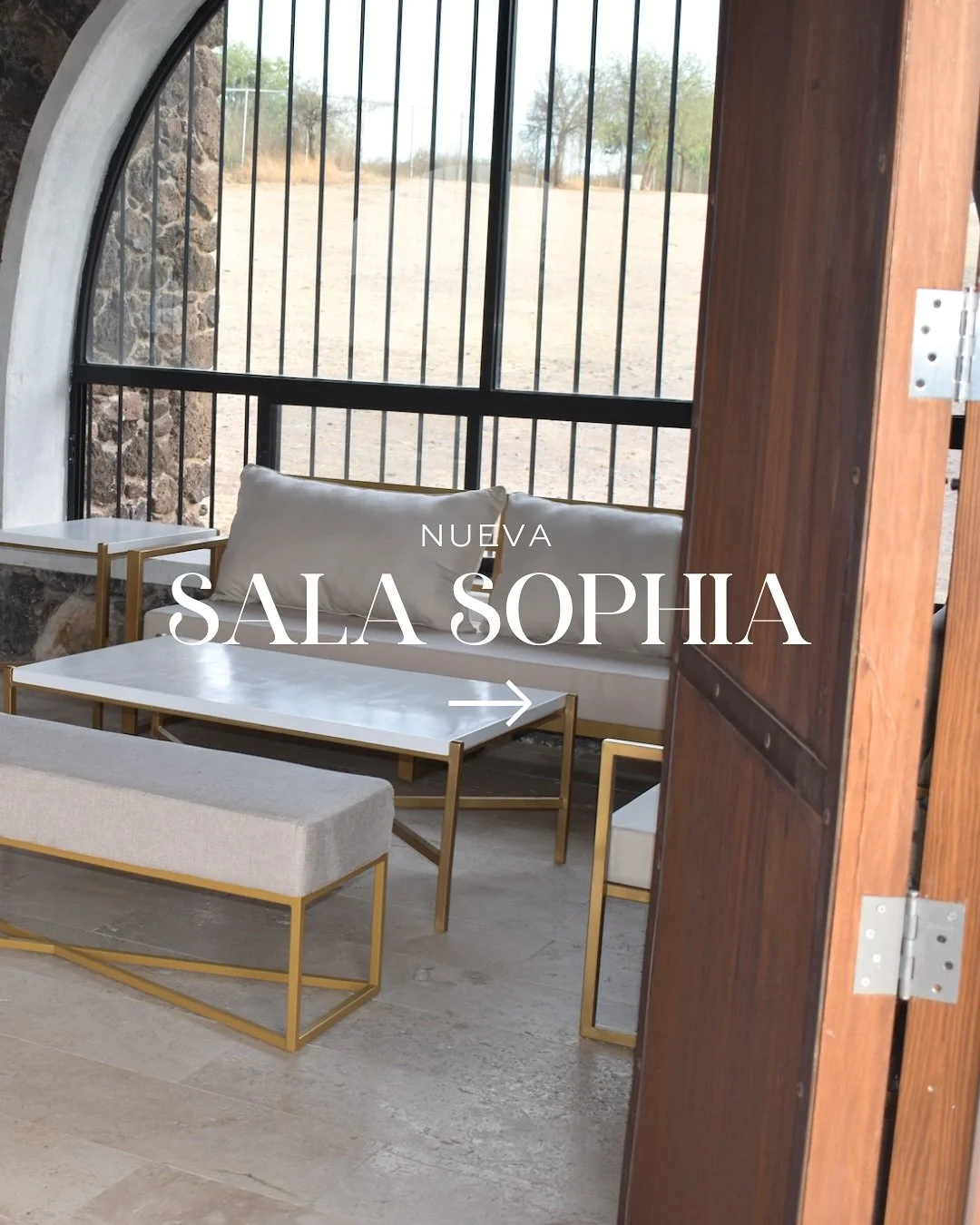 🚪 Knock knock&hellip;
&iquest;Qui&eacute;n es? 👀 

✨ Sophia, la nueva sala dise&ntilde;ada para crear ambientes sofisticados, modernos y llenos de estilo.

Ideal para eventos que buscan elegancia sin perder comodidad!

#SalaSophia
 #NuevaColecci&oa