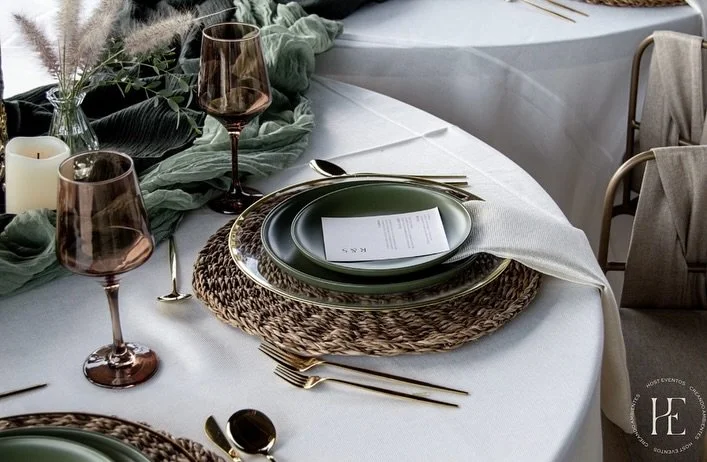 Elegancia y armon&iacute;a en cada mesa 🤍🌿 D&eacute;janos ser parte de tu historia y hacer de tu evento algo &uacute;nico. 

&iexcl;Cotiza sin compromiso y hazlo realidad! ✨ 

#HostEventos&rdquo;