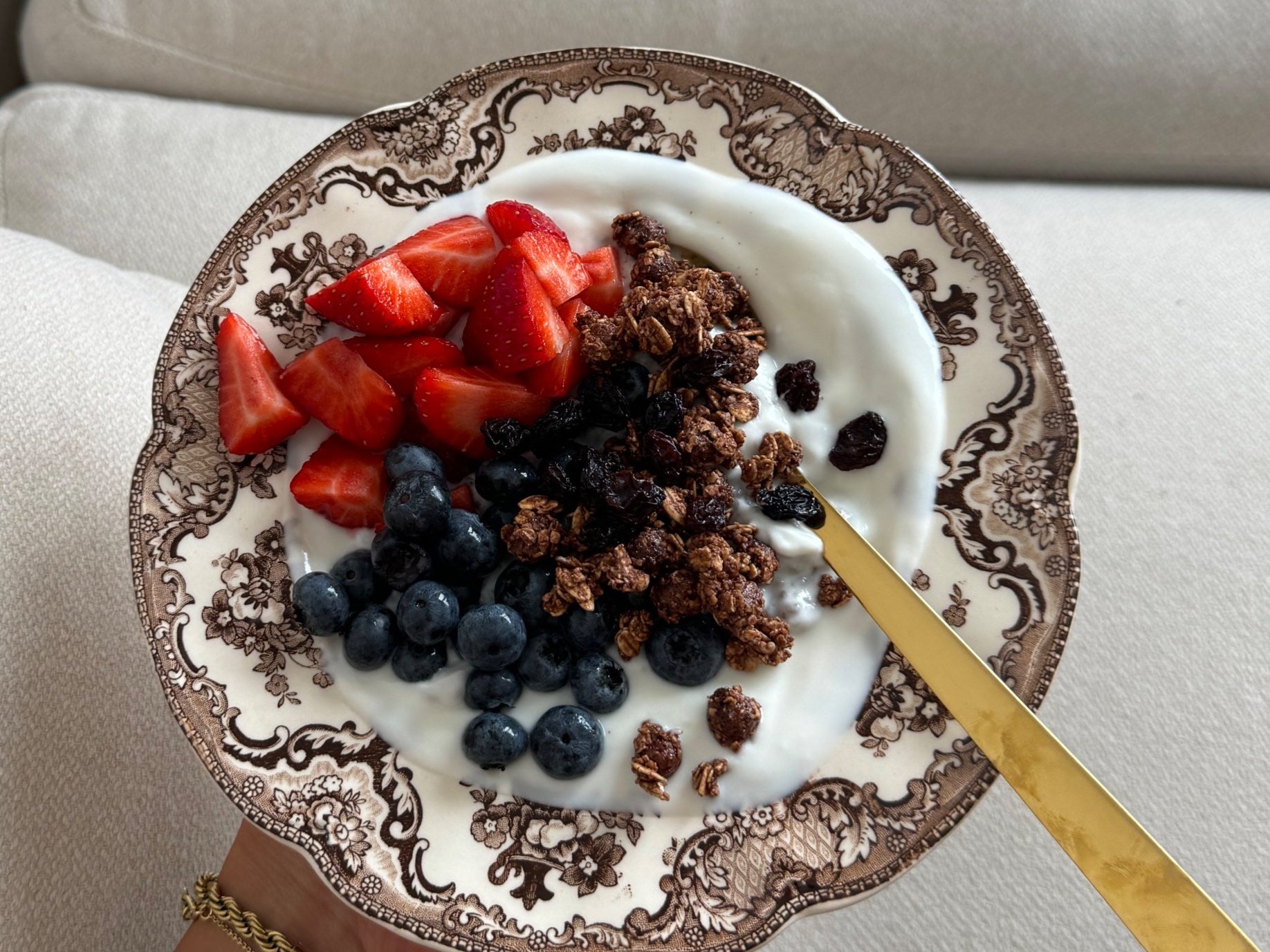 Yoghurt med bær og granola