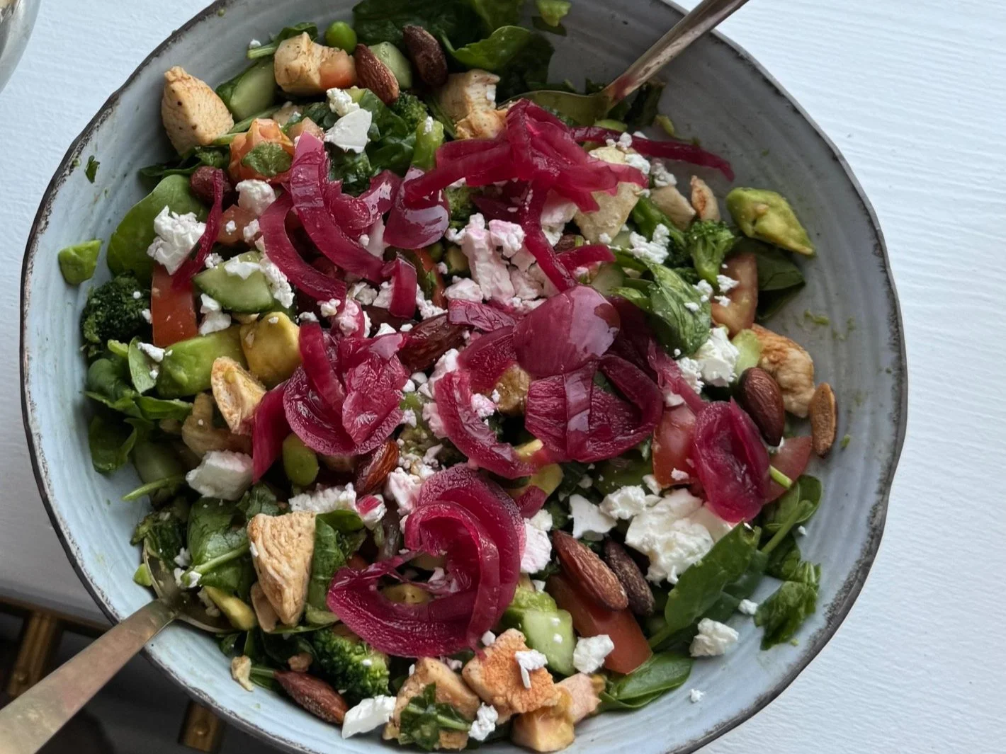 Salat med kylling, feta og syltede rødløg