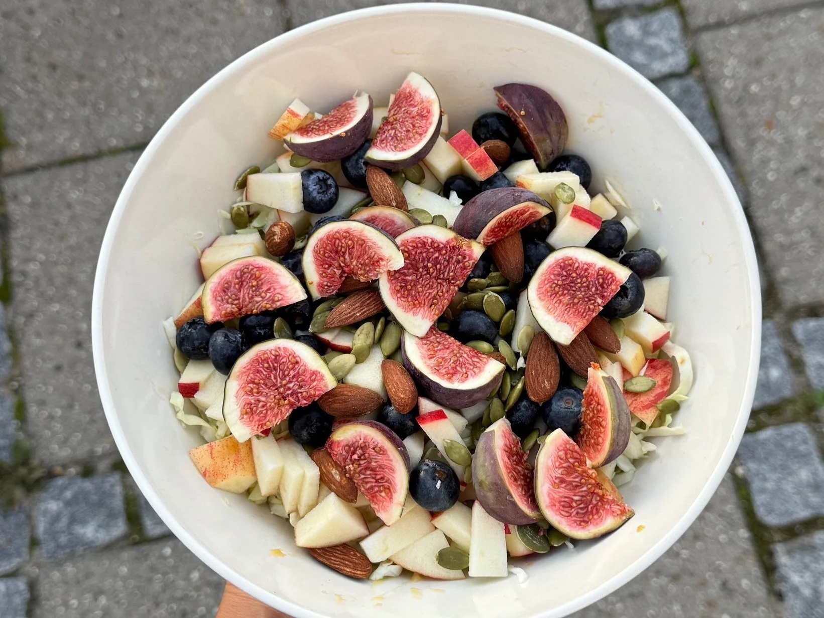 Spidskålsalat med æbler og figner