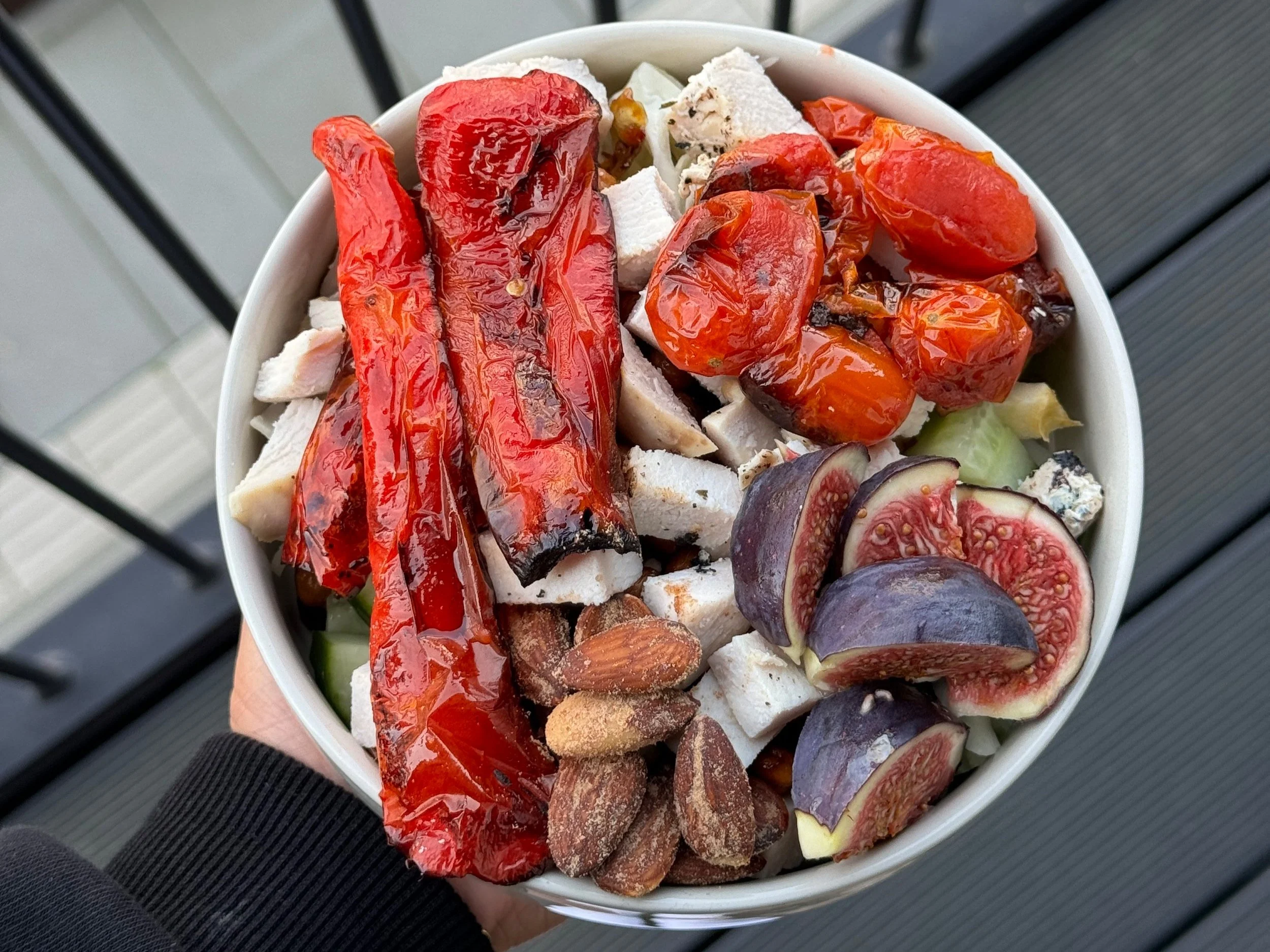 Salat med kylling og bagte grøntsager 