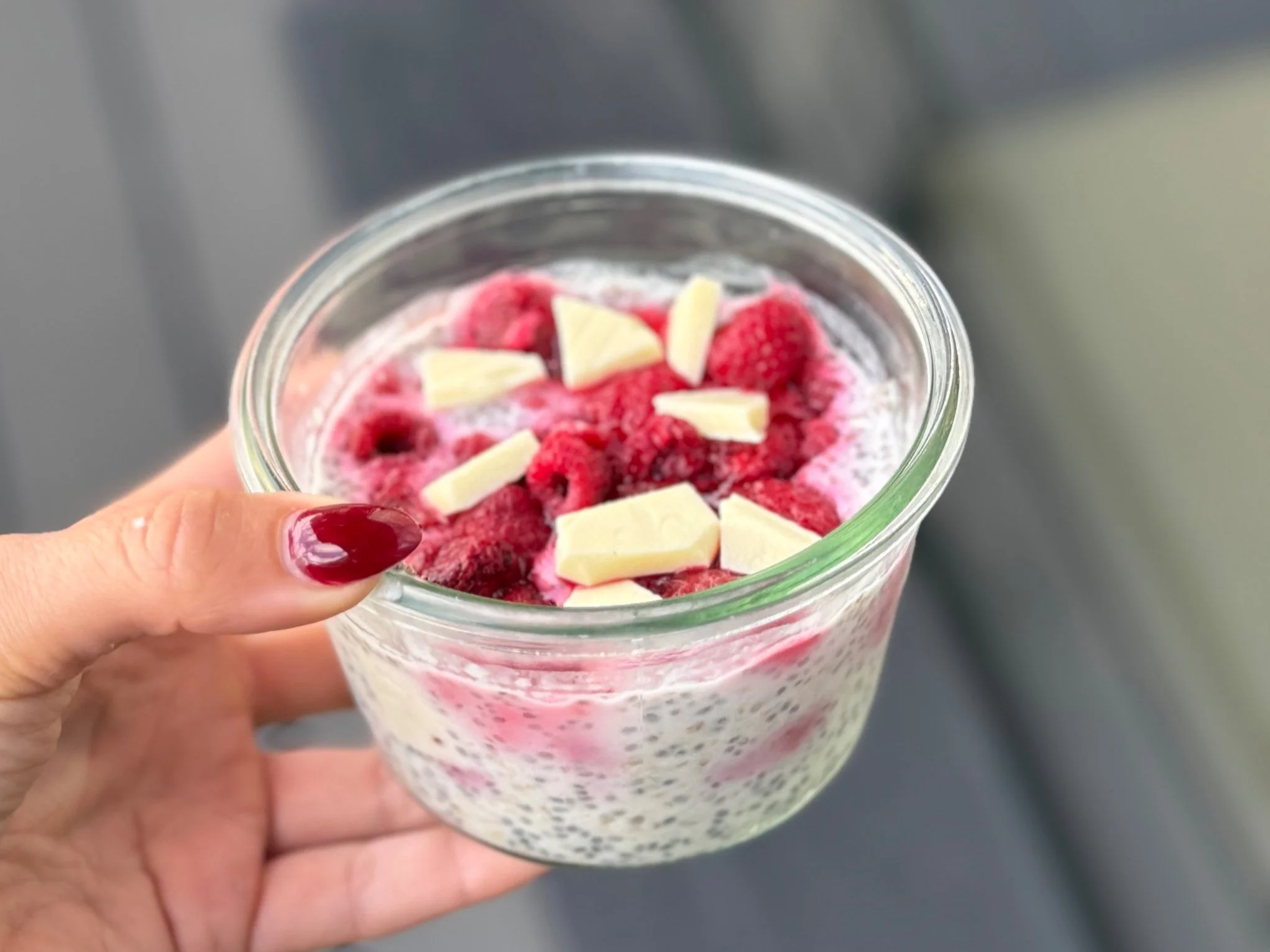 Overnight oats med hindbær og hvid chokolade