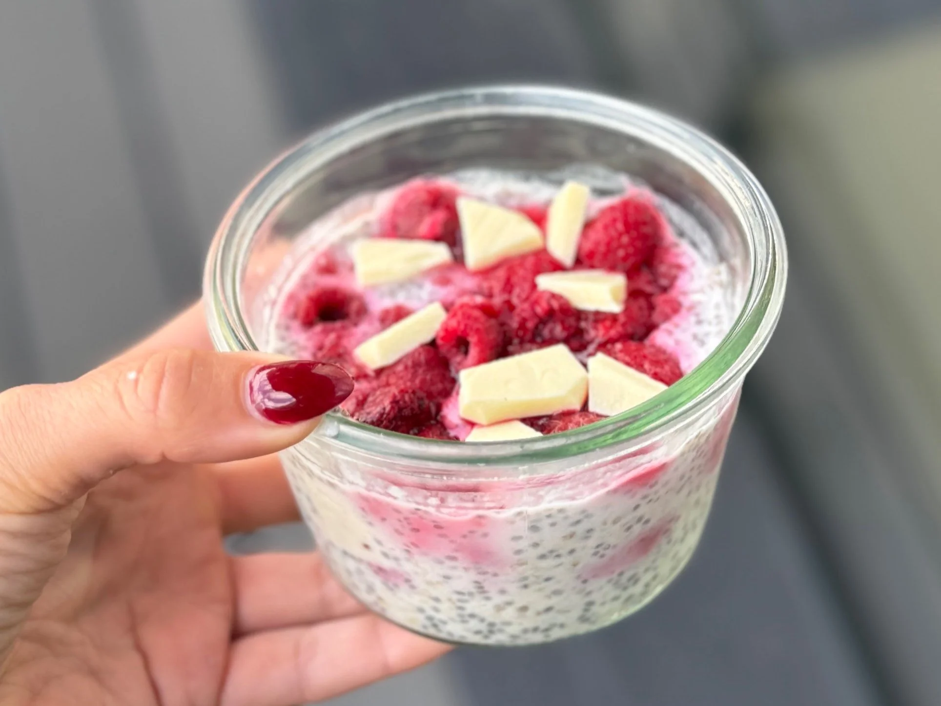 Overnight oats med hindbær og hvid chokolade