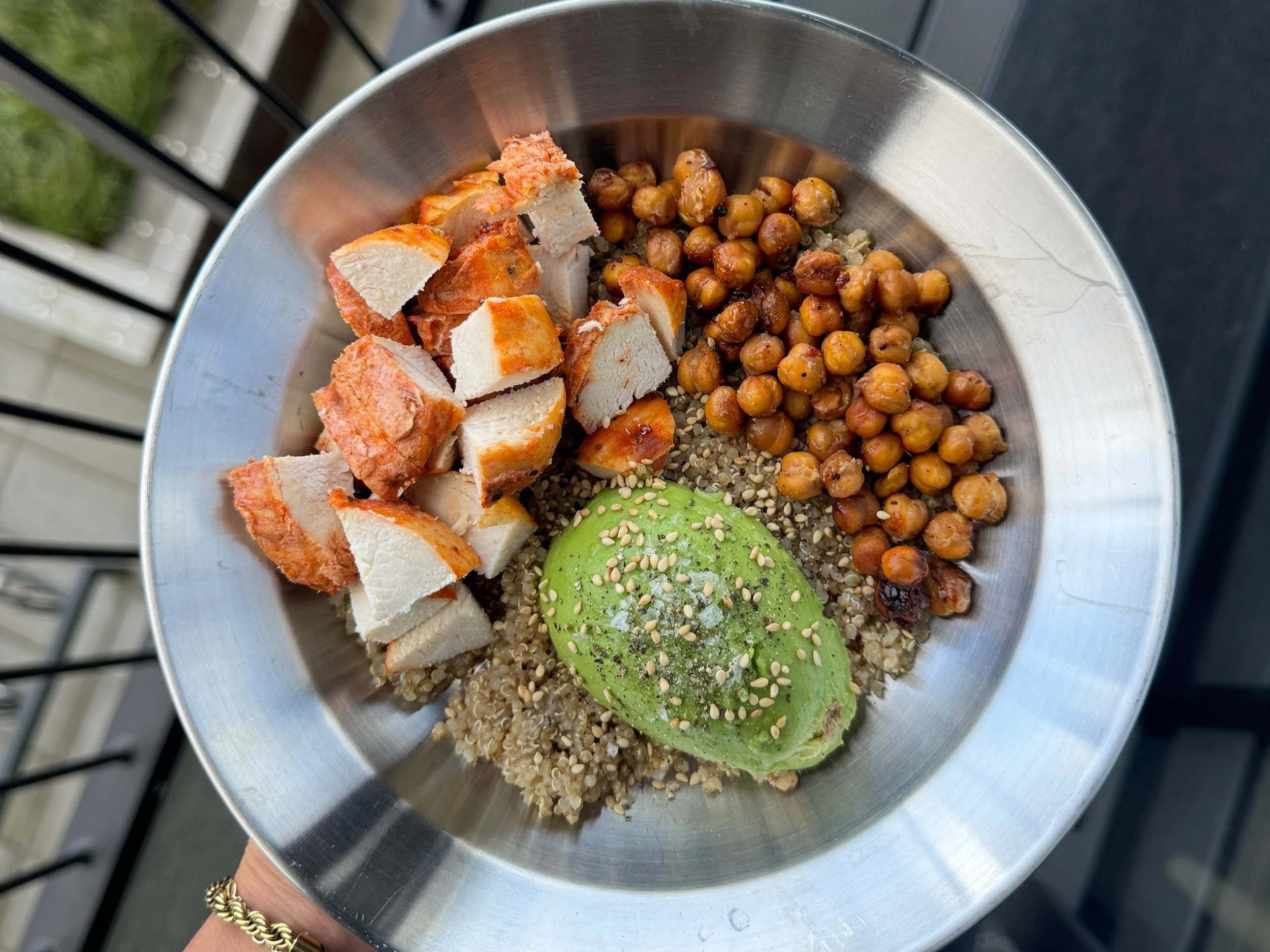 Quinoabowl med kylling, kikærter & avocado