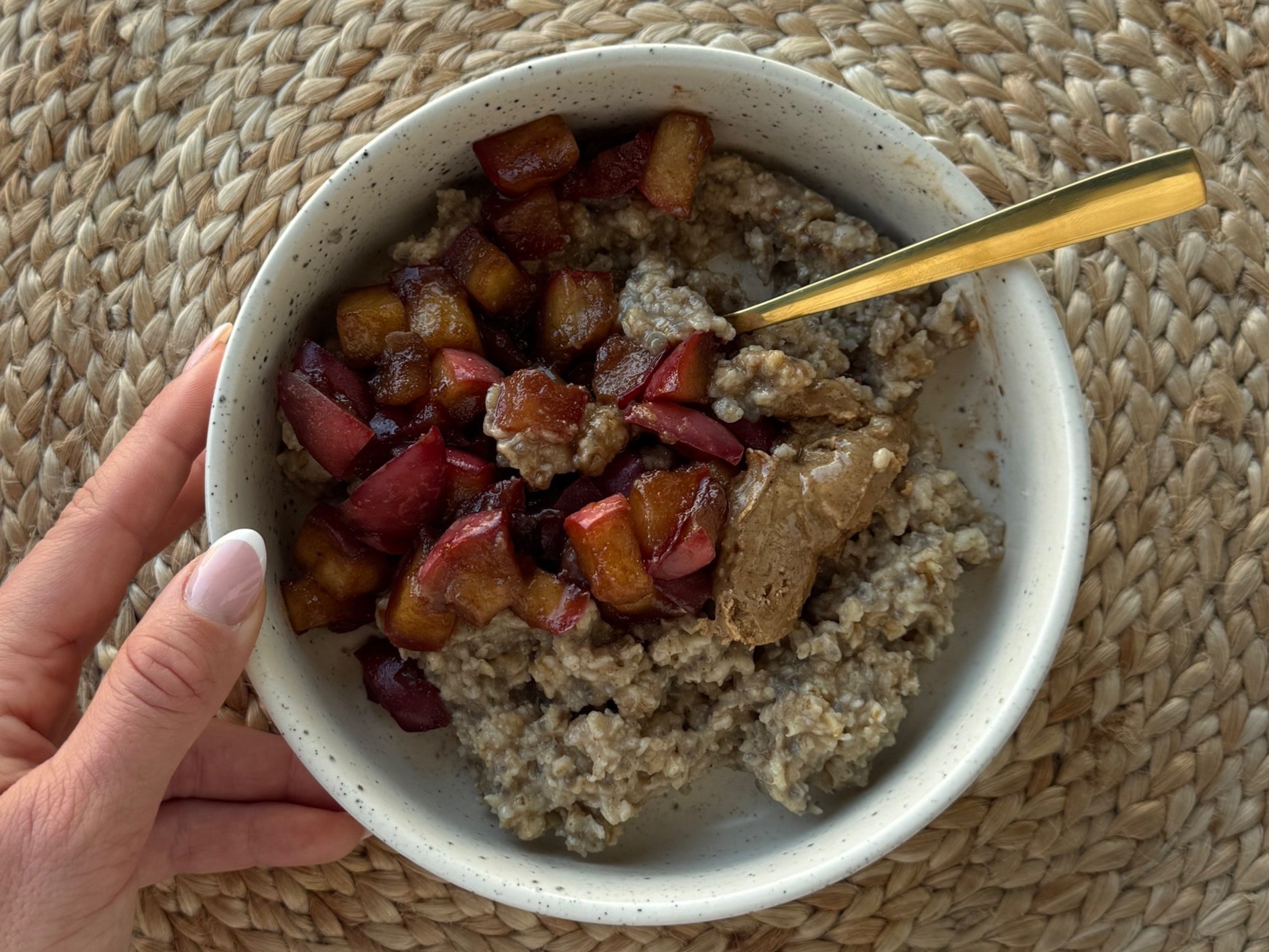 Proteingrød med karmaliserede æbler