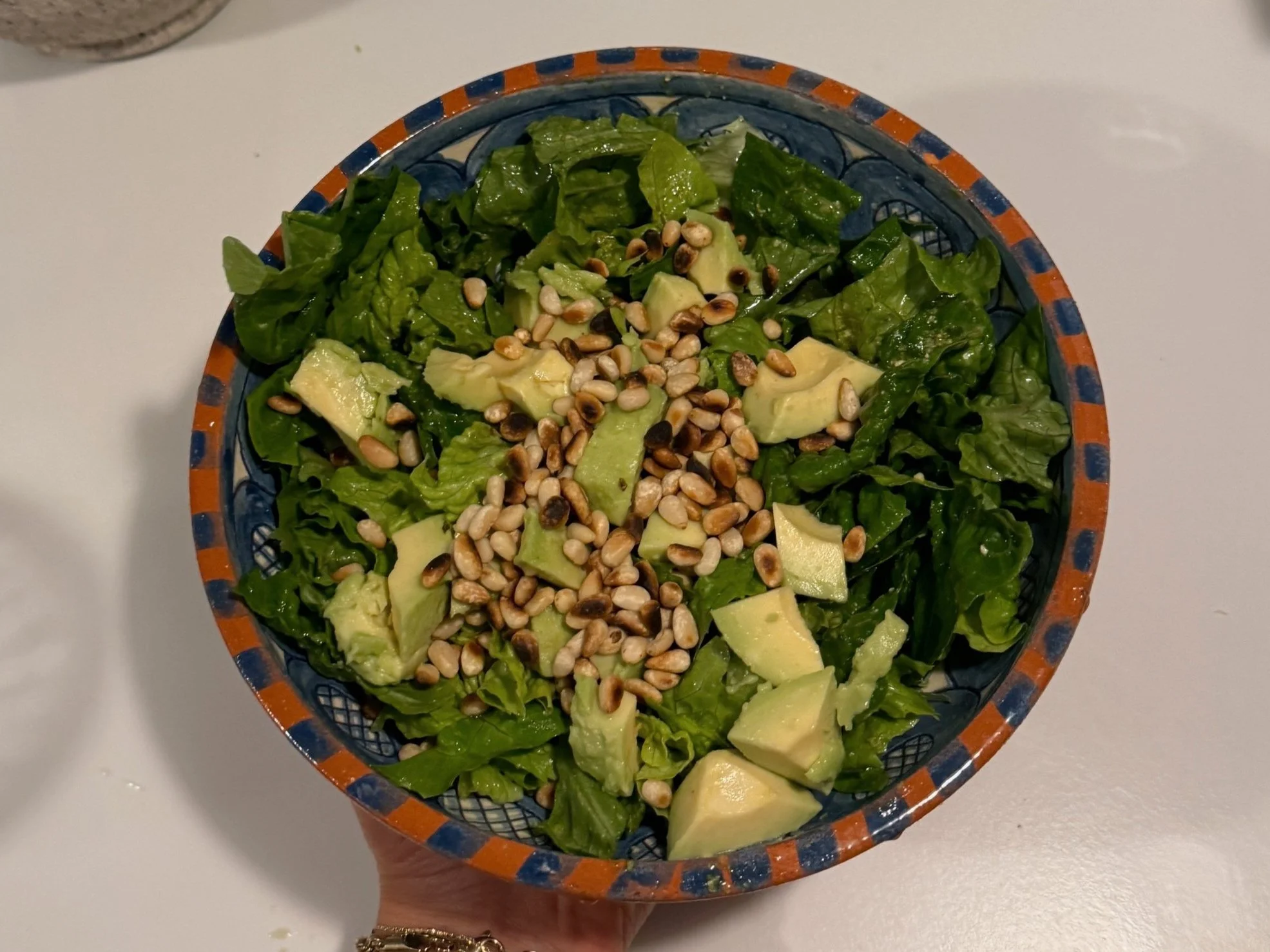 Grøn salat med avocado og pinjekerner 