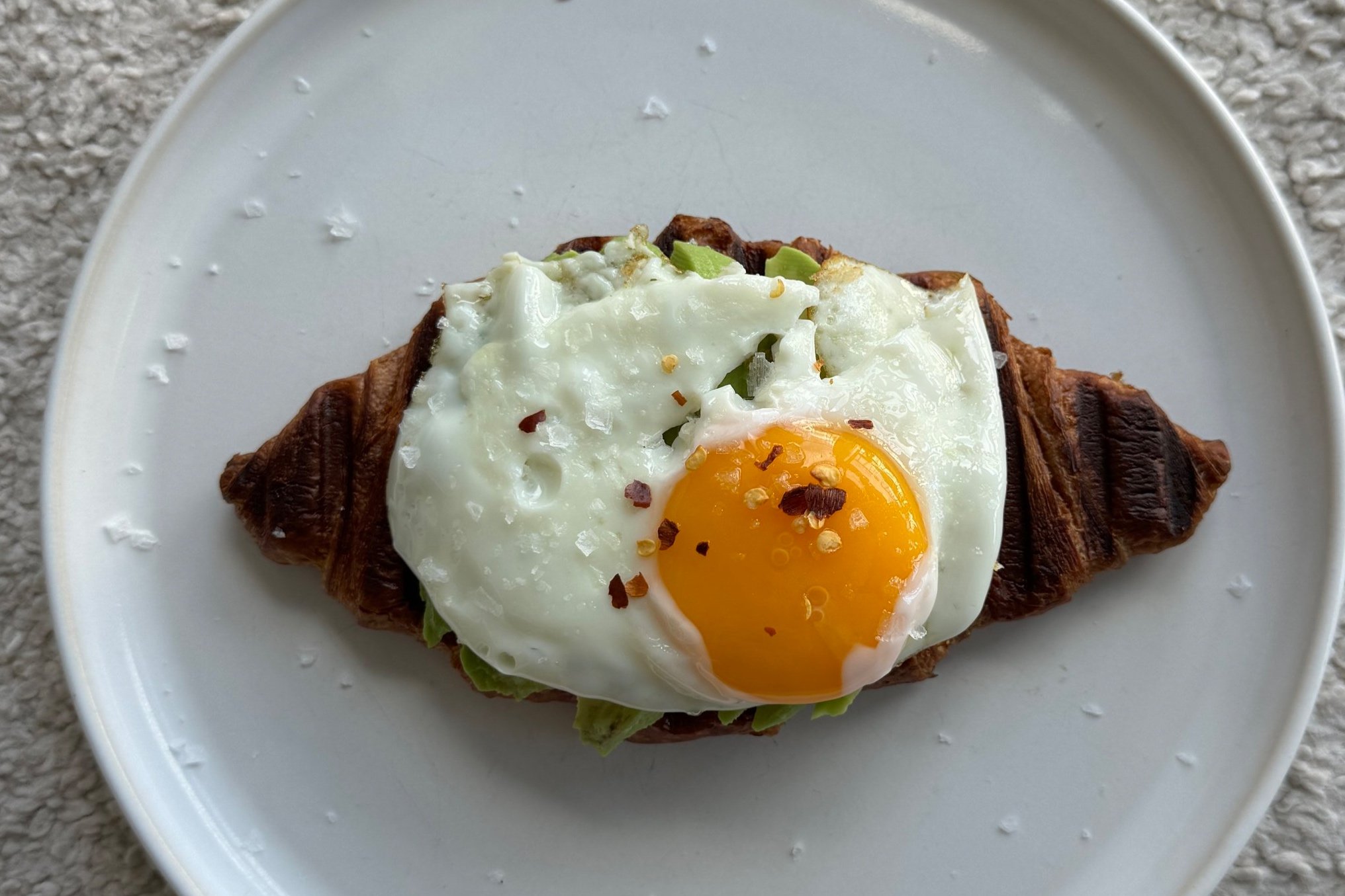 Crossaint med avocado og æg 