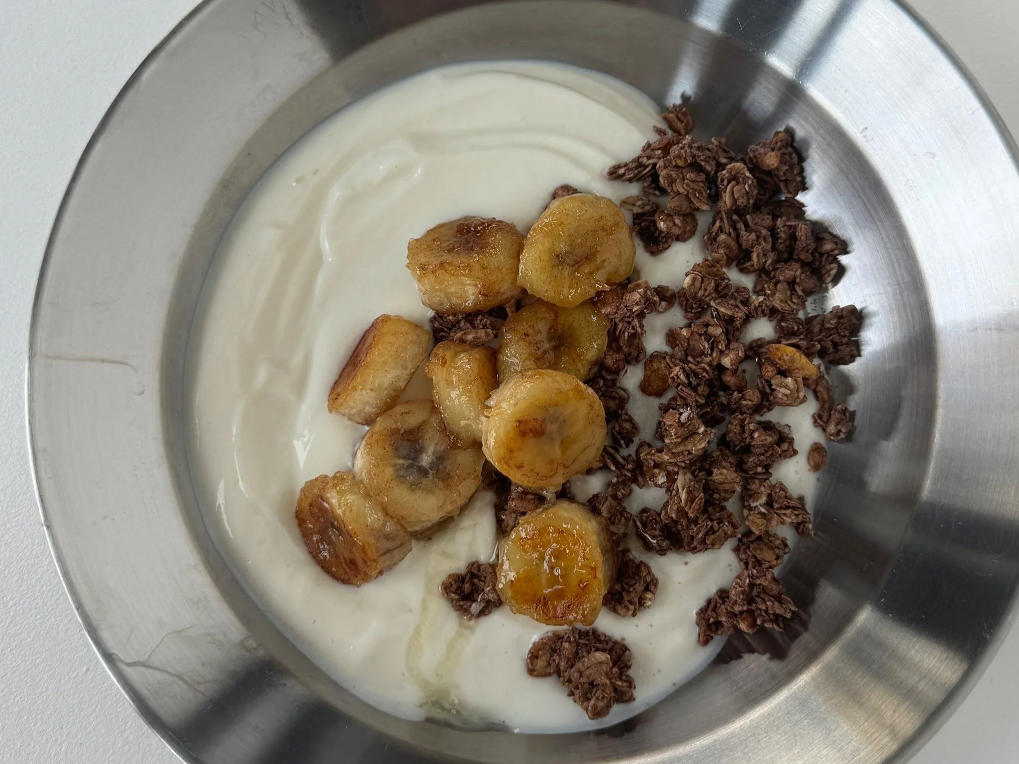Skyr med karmeliserede bananer 