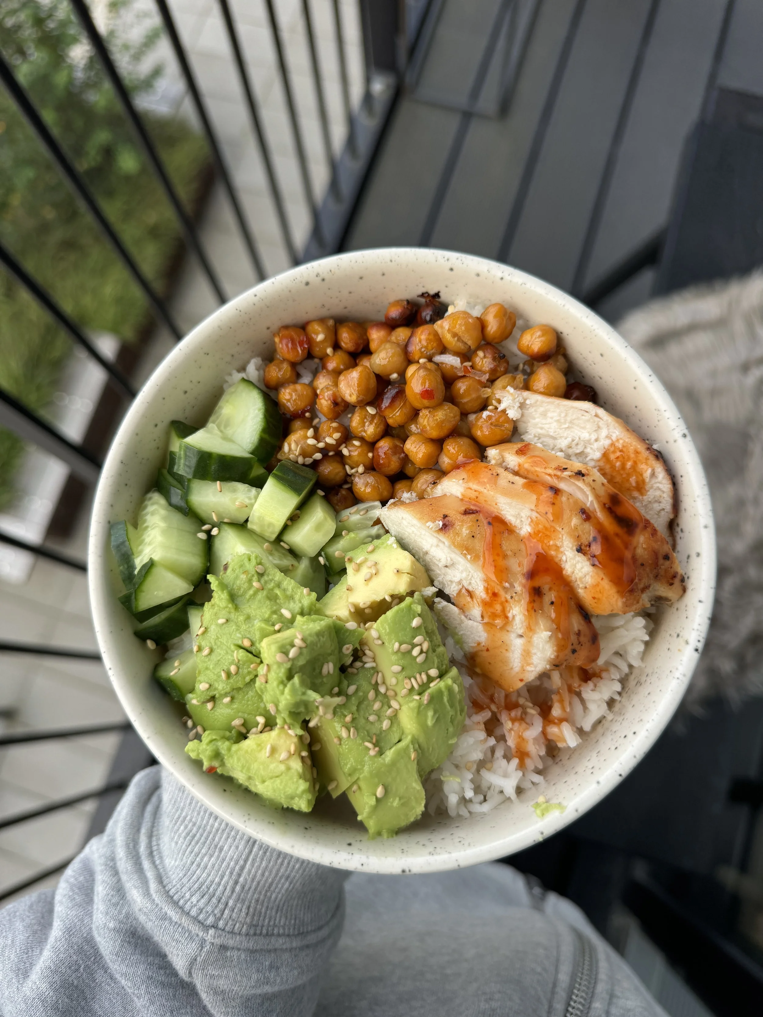 Kikærte- og kyllingebowl med avocado & agurk