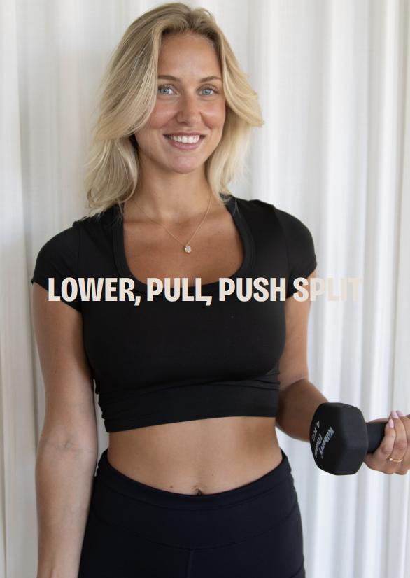 En smilende kvinde i træningsoutfit holder en håndvægt, med teksten "Lower, Pull, Push Split" over hende.