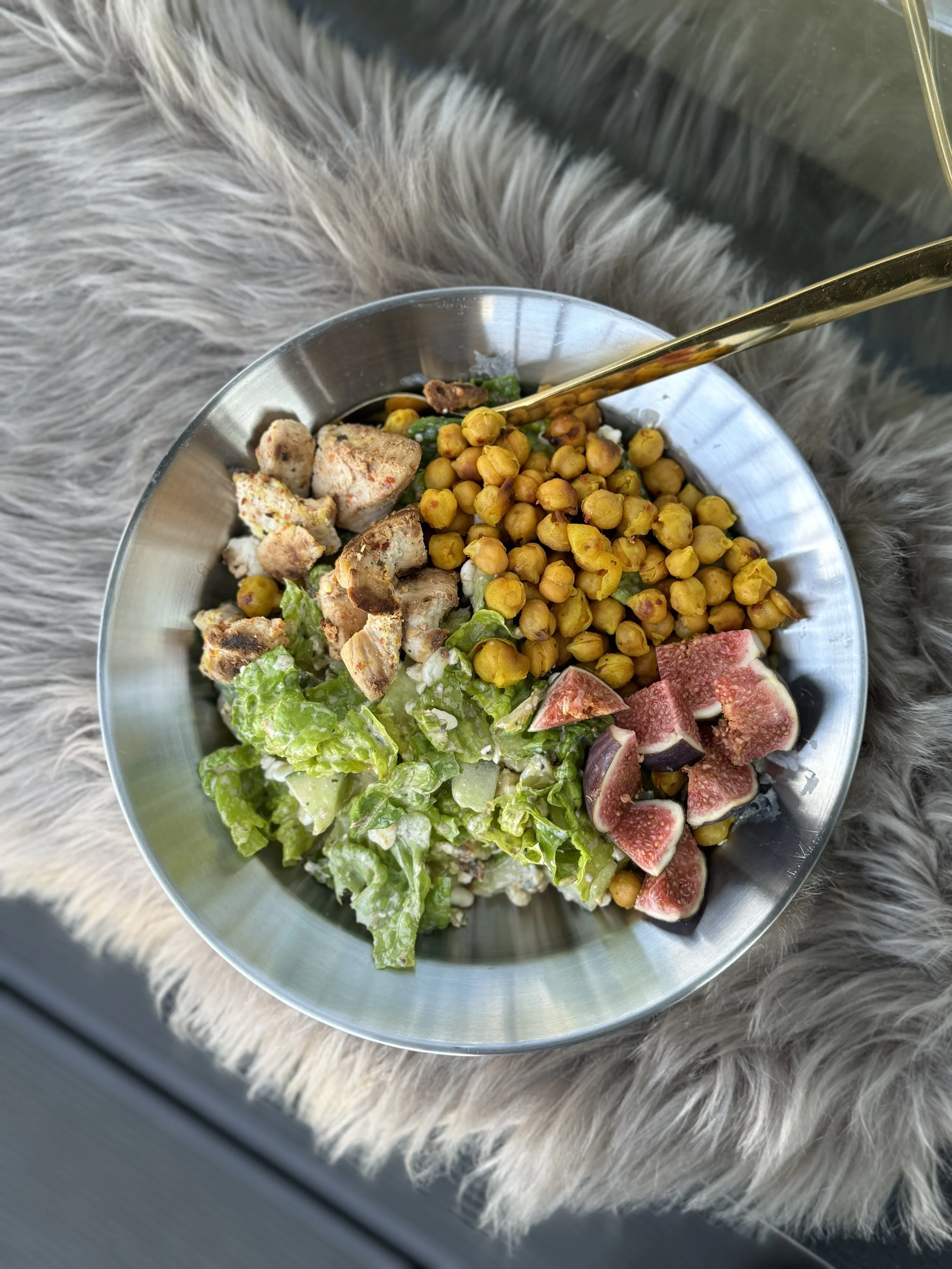 Salatbowl med kylling, kikærter og friske figner