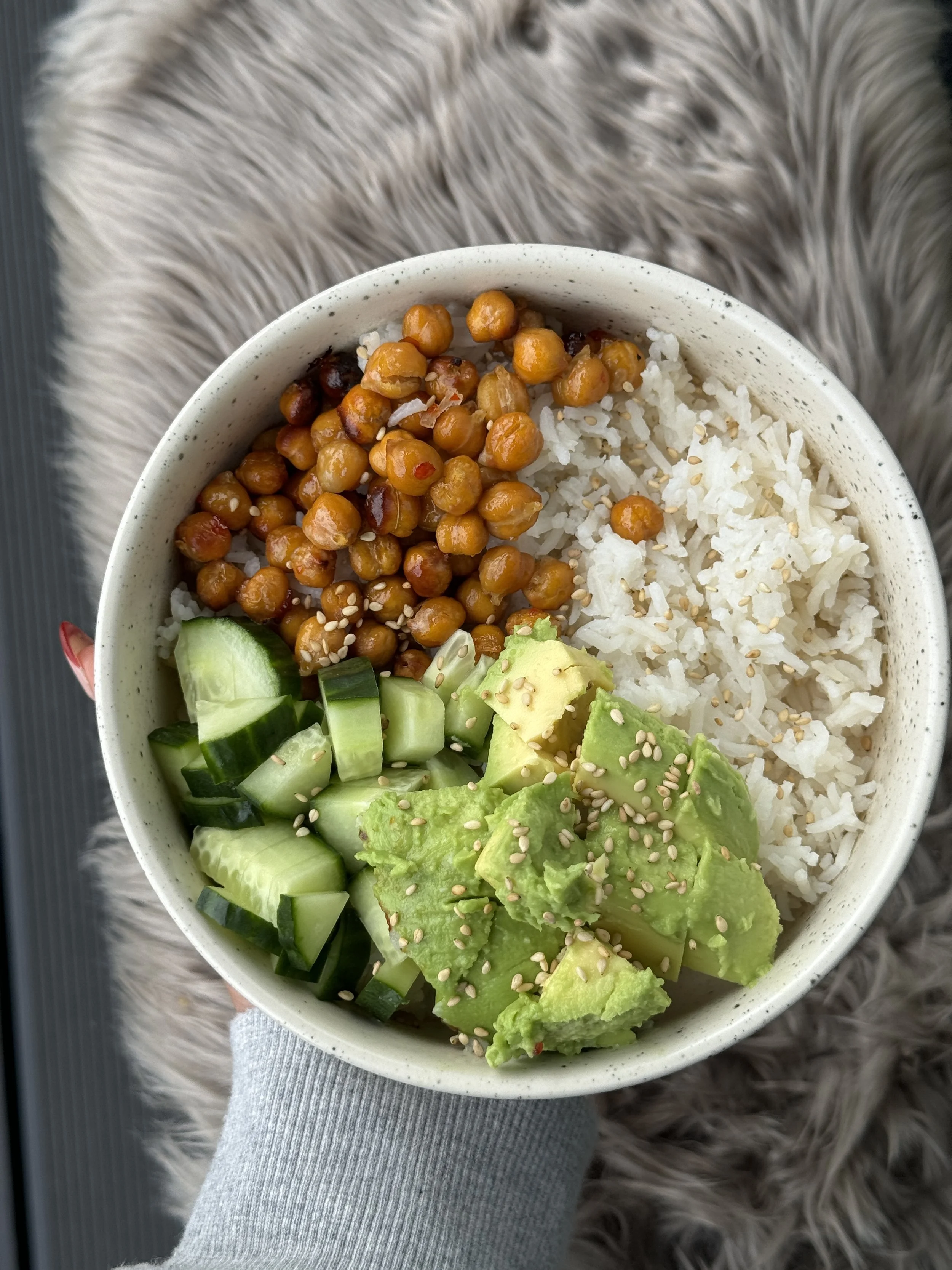 Kikærtebowl med ris, avocado & agurk