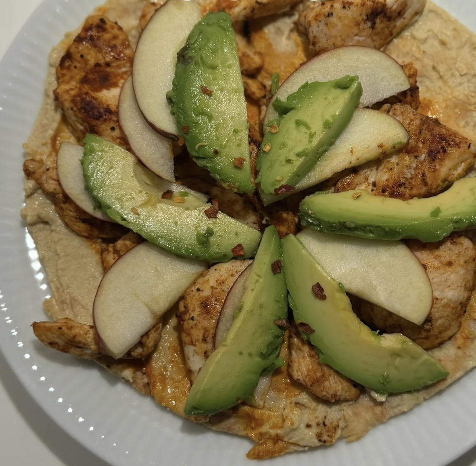 Fladbrød med hummus og kylling