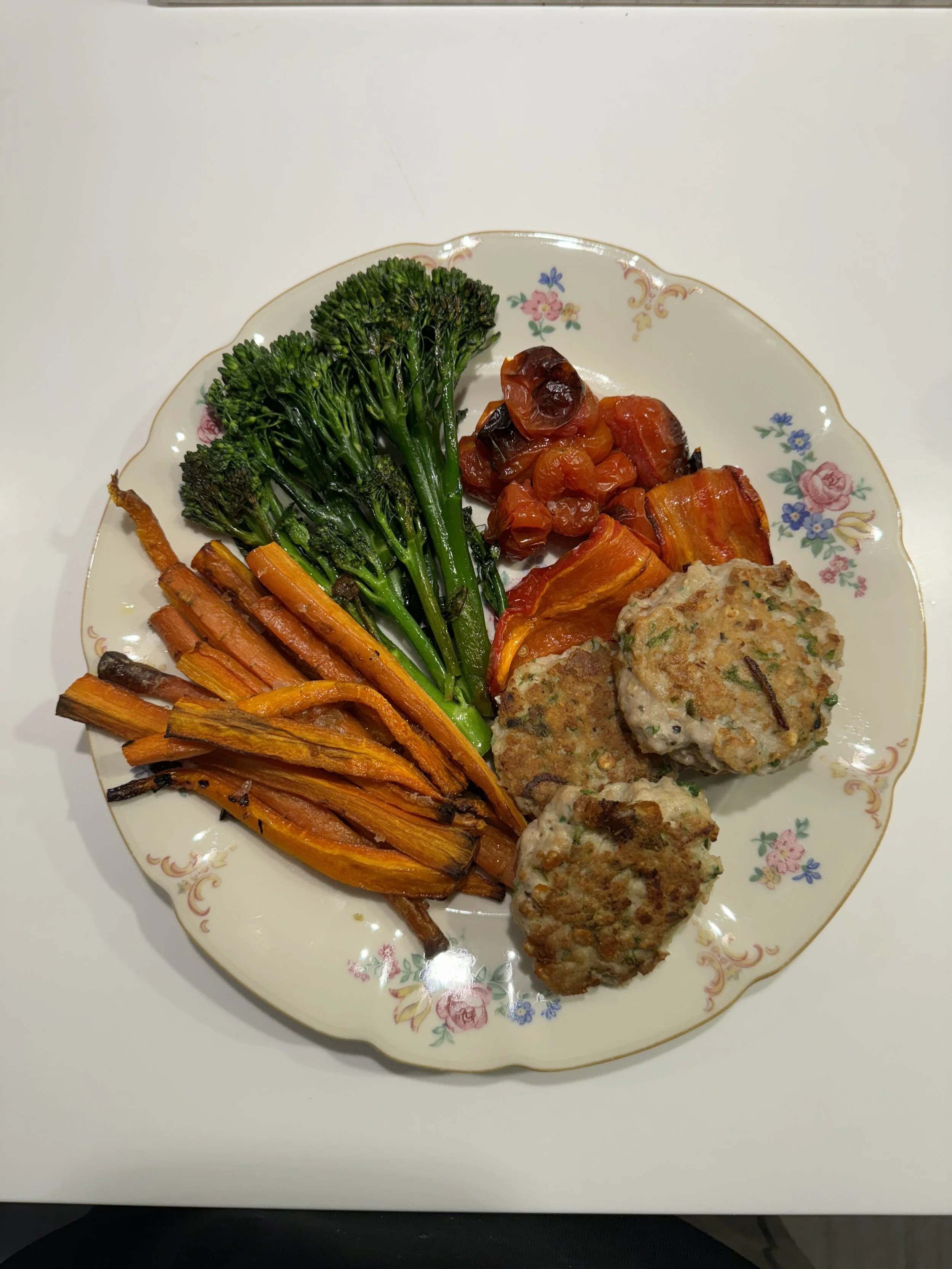 Kyllingefrikadeller med bagte grøntsager