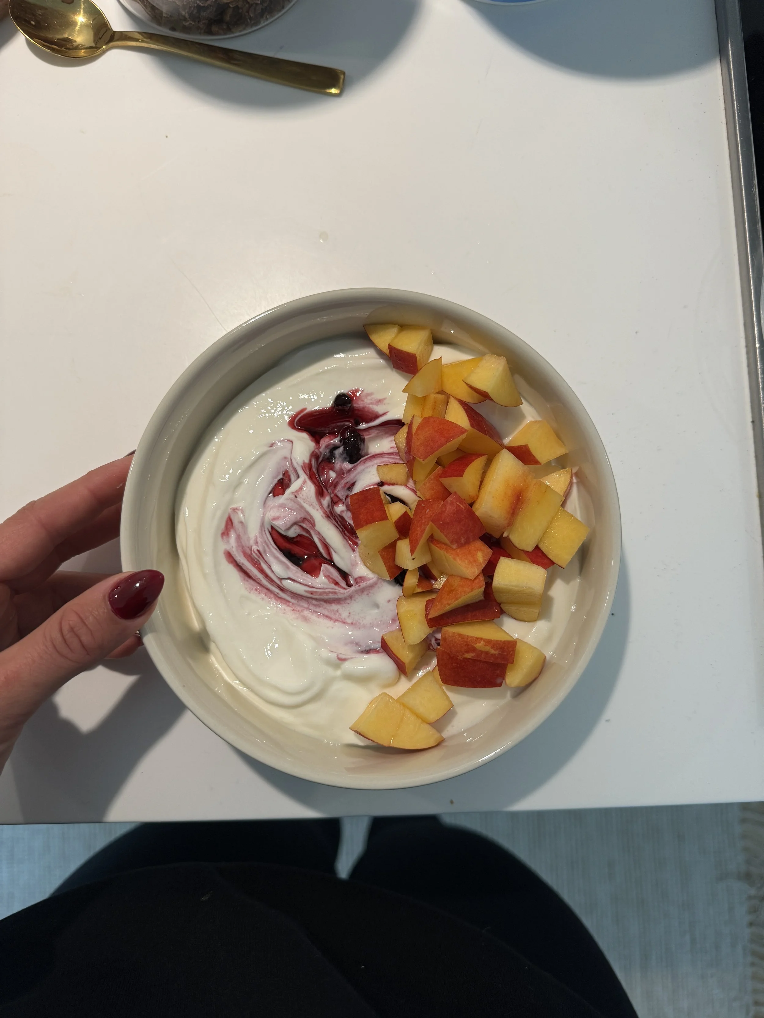 Græsk yoghurt med bærkompot og nektarin