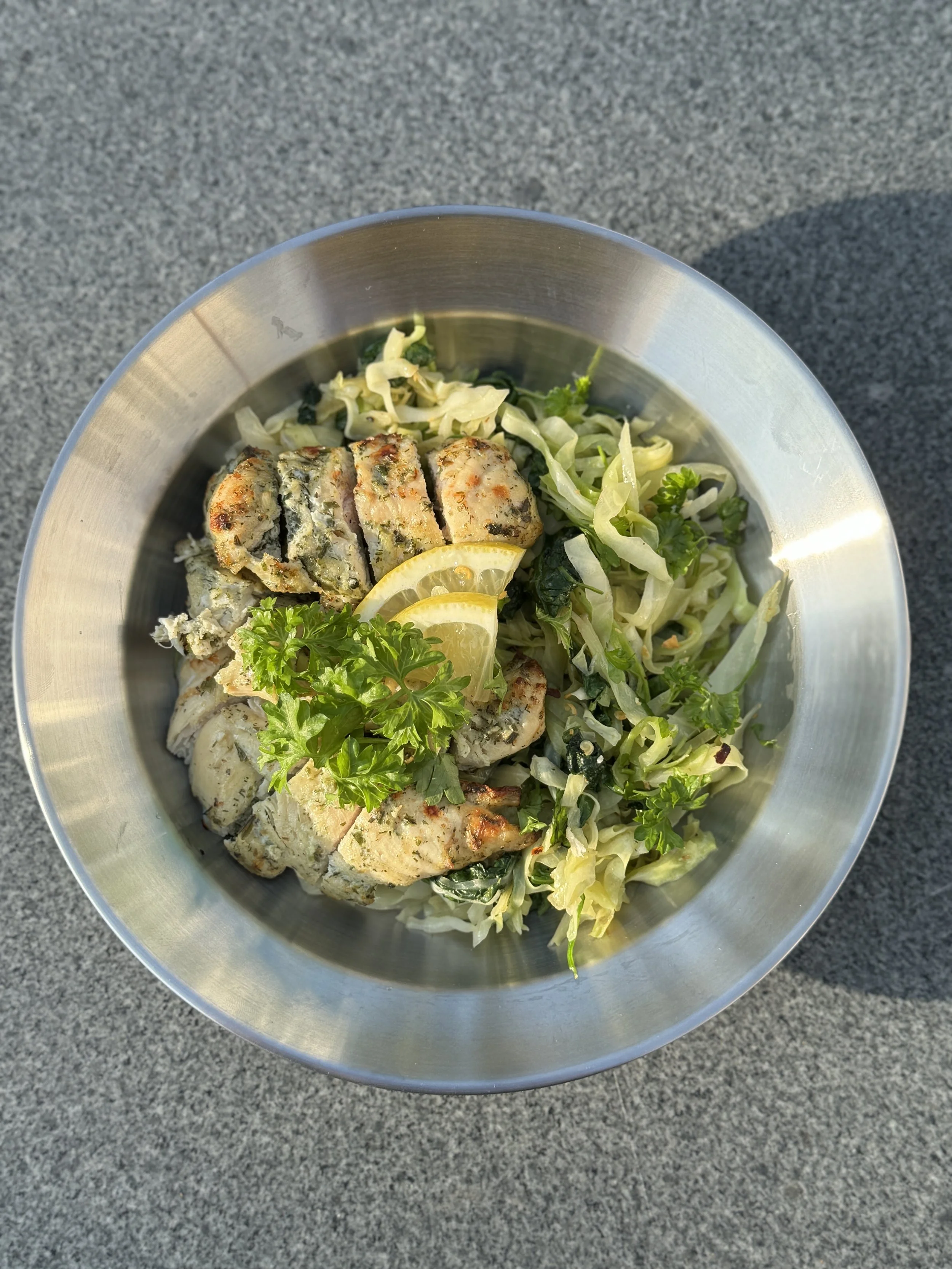 Bagt kylling med stegt spidskål og spinat