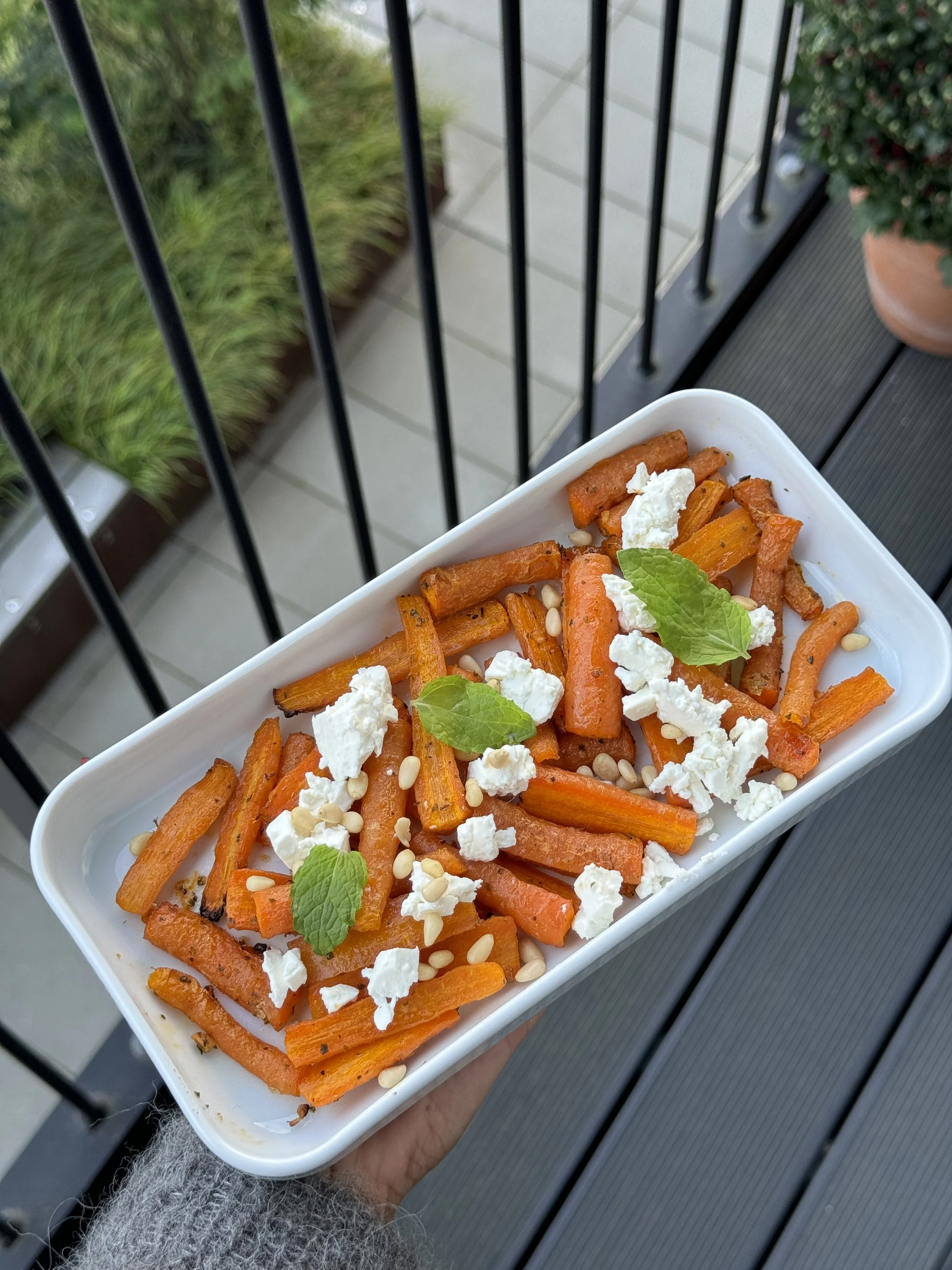 Bagte gulerødder med feta og pinjekerner