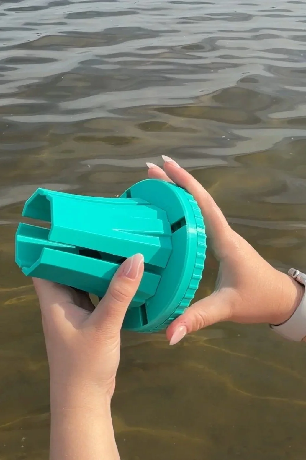 Paddle-board-cup-holder-twist-motion-photo.jpg