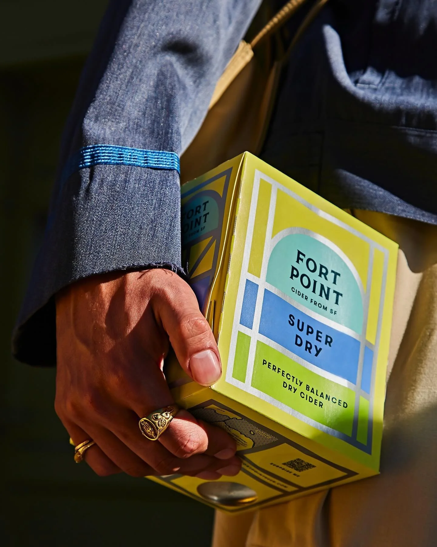 IMPORTANT IN-CIDER INFORMATION 🍏🍻 // The Super Dry cider from @fortpointbeer is a perfect drink. 
(The Ros&eacute; is really good too.) Not too sweet, crisp, particularly refreshing on hot days, but pairs with cool nights, too. It&rsquo;s an excell