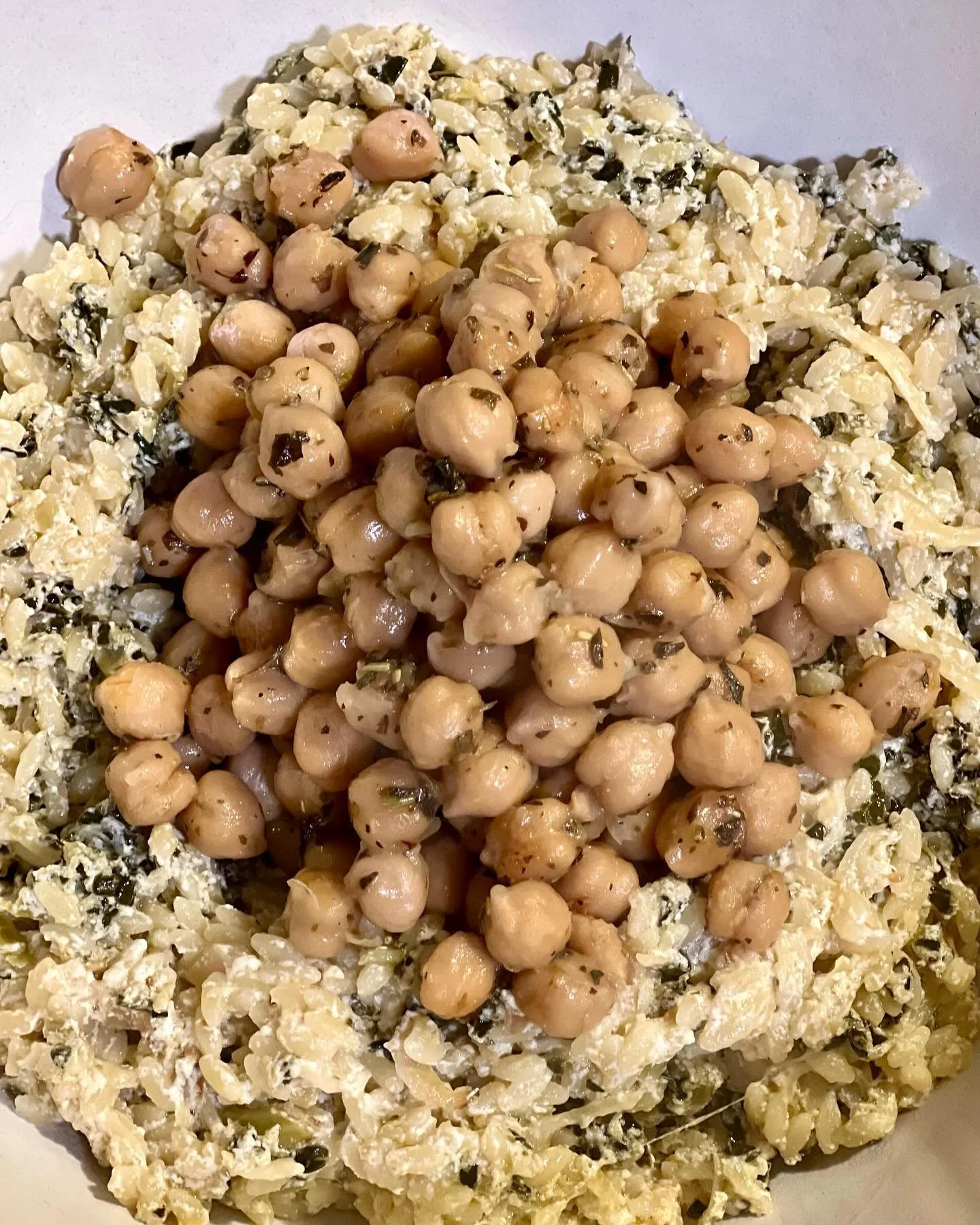 ORZO I THOUGHT 💭 // It&rsquo;s beige food season, and this orzo dish didn&rsquo;t disappoint! On a whim I threw together some #orzo and mixed it with a fat dollop of ricotta + a bit of the pasta water and mixed that in until it was smooth and comple