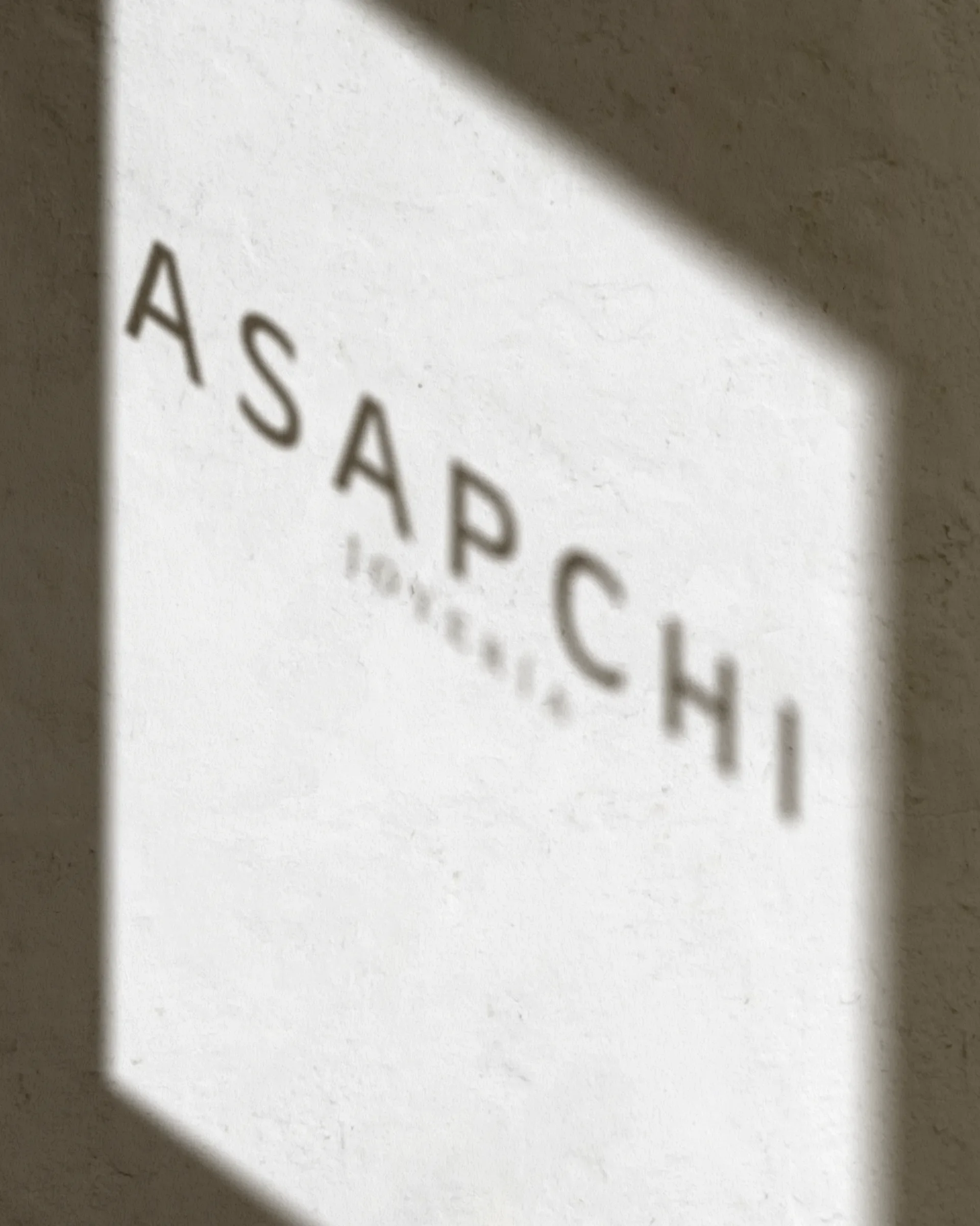 Logo de ASAPCHI con sombra sobre una pared