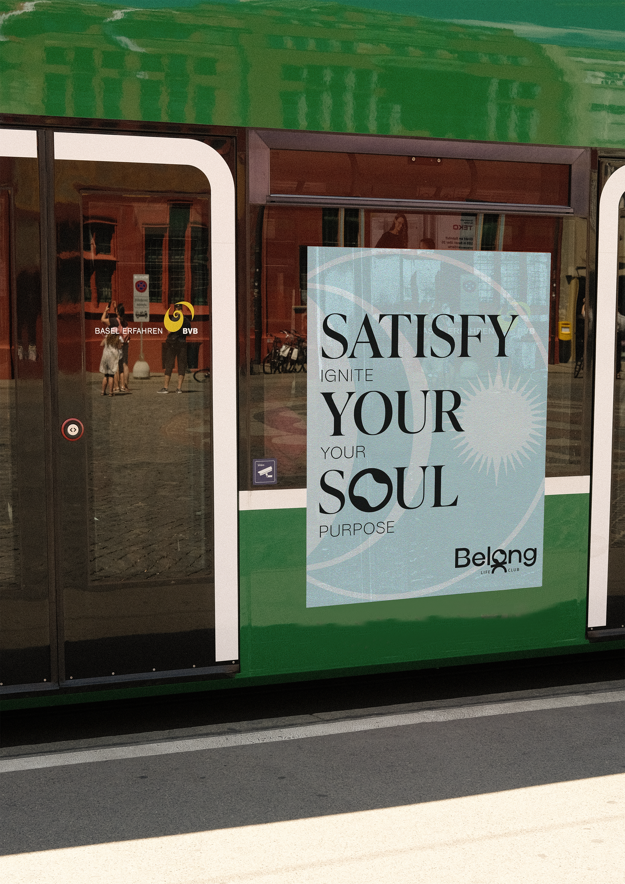 Publicidad de Belong en un tranvía verde