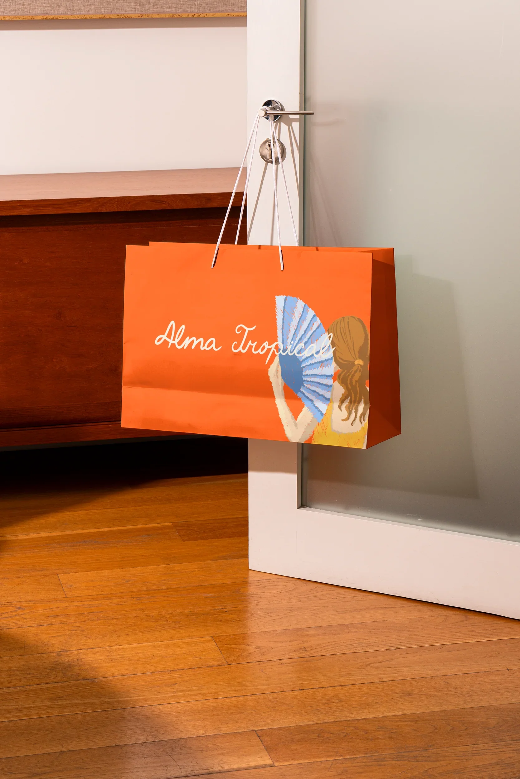 Bolsa de compras naranja de Alma Tropical con la ilustración de un abanico