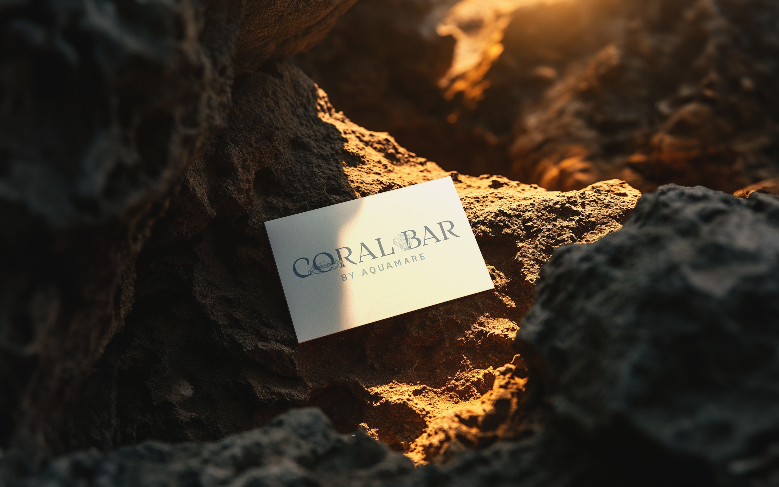 Tarjeta de presentación de Coral Bar SAI entre rocas