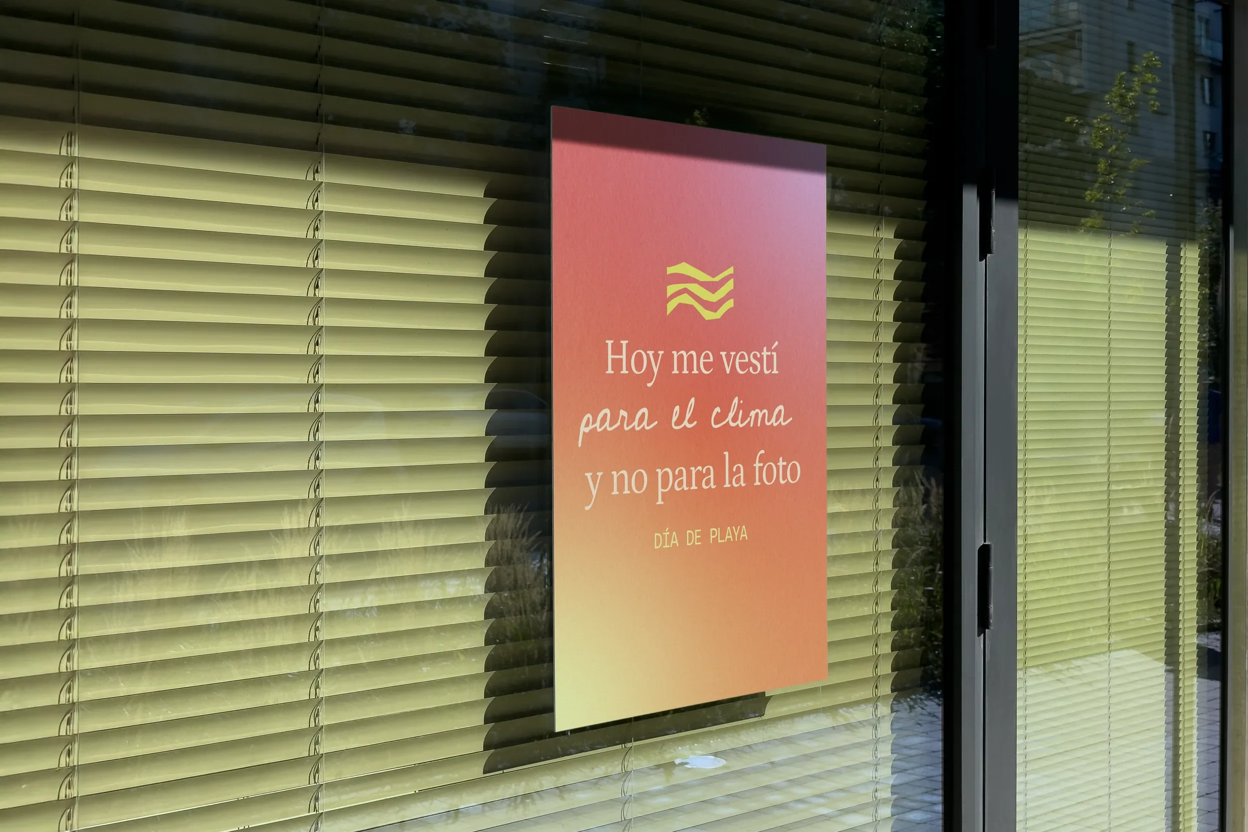 Póster de Cata Herrera en una ventana con la frase Hoy me vestí para el clima y no para la foto