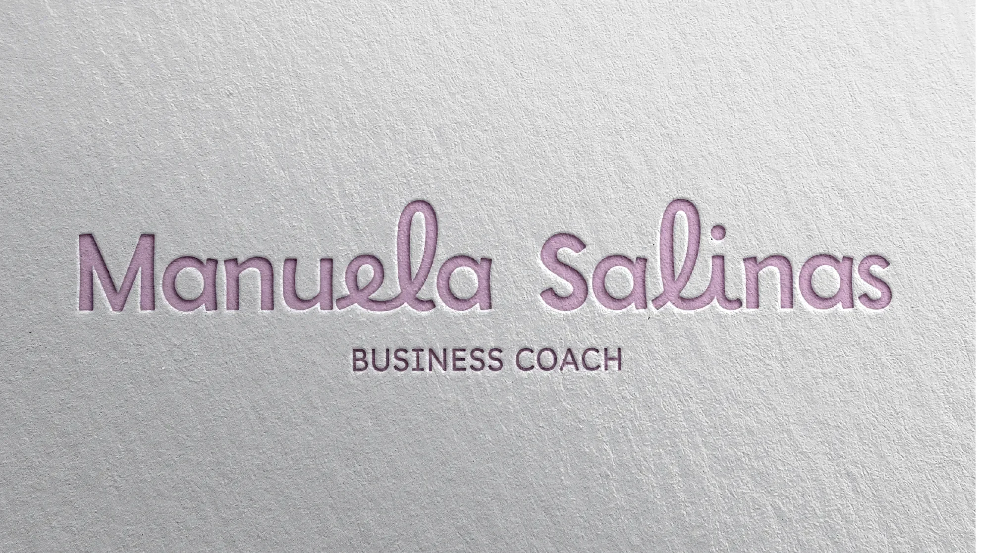 Logo de Manuela Salinas en relieve sobre papel