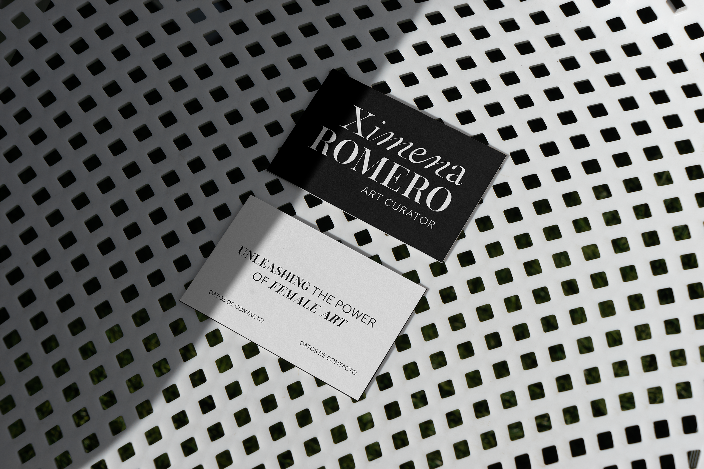 Tarjetas de presentación de Ximena Romero en blanco y negro