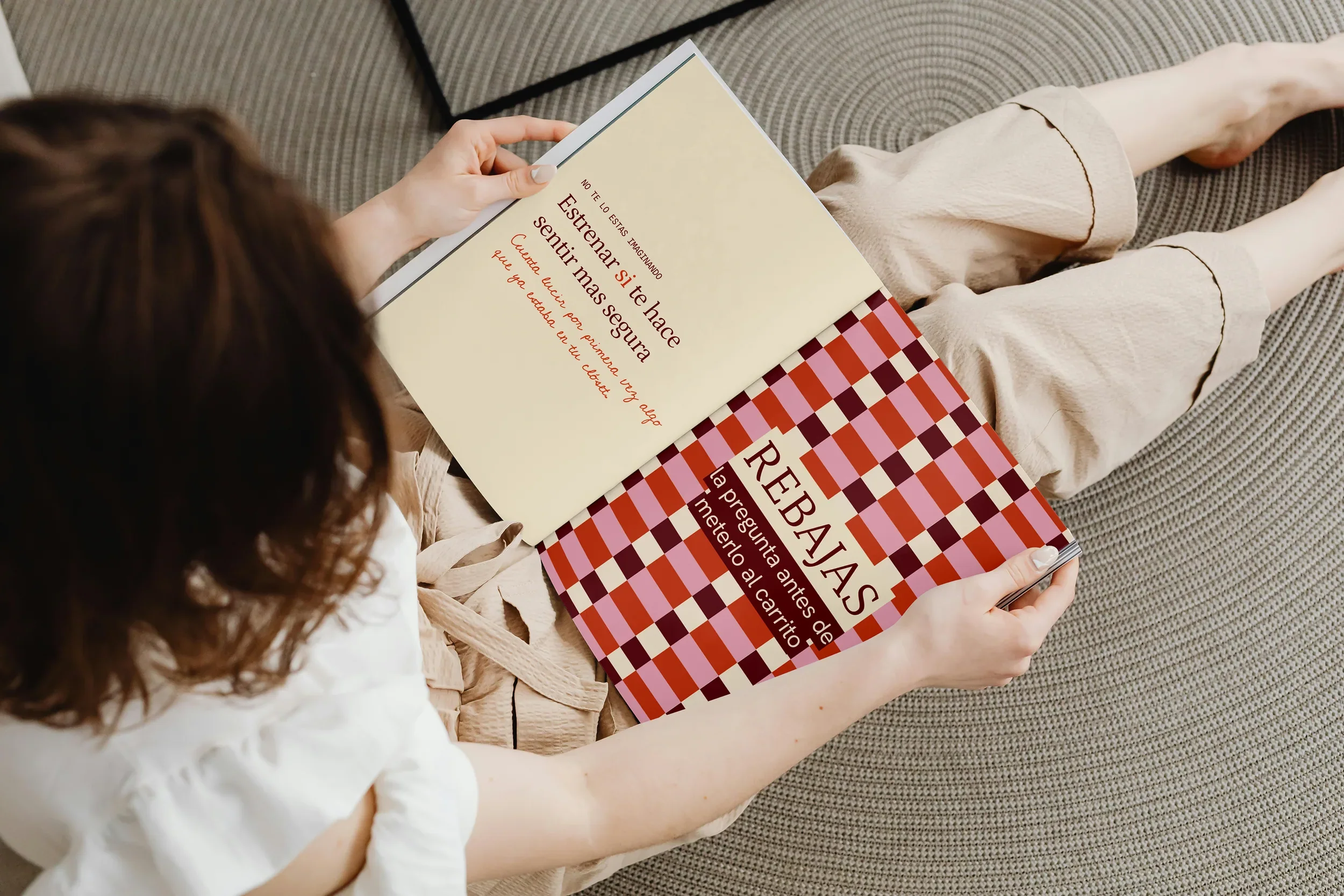 Mujer leyendo una revista de Cata Herrera con páginas de cuadros