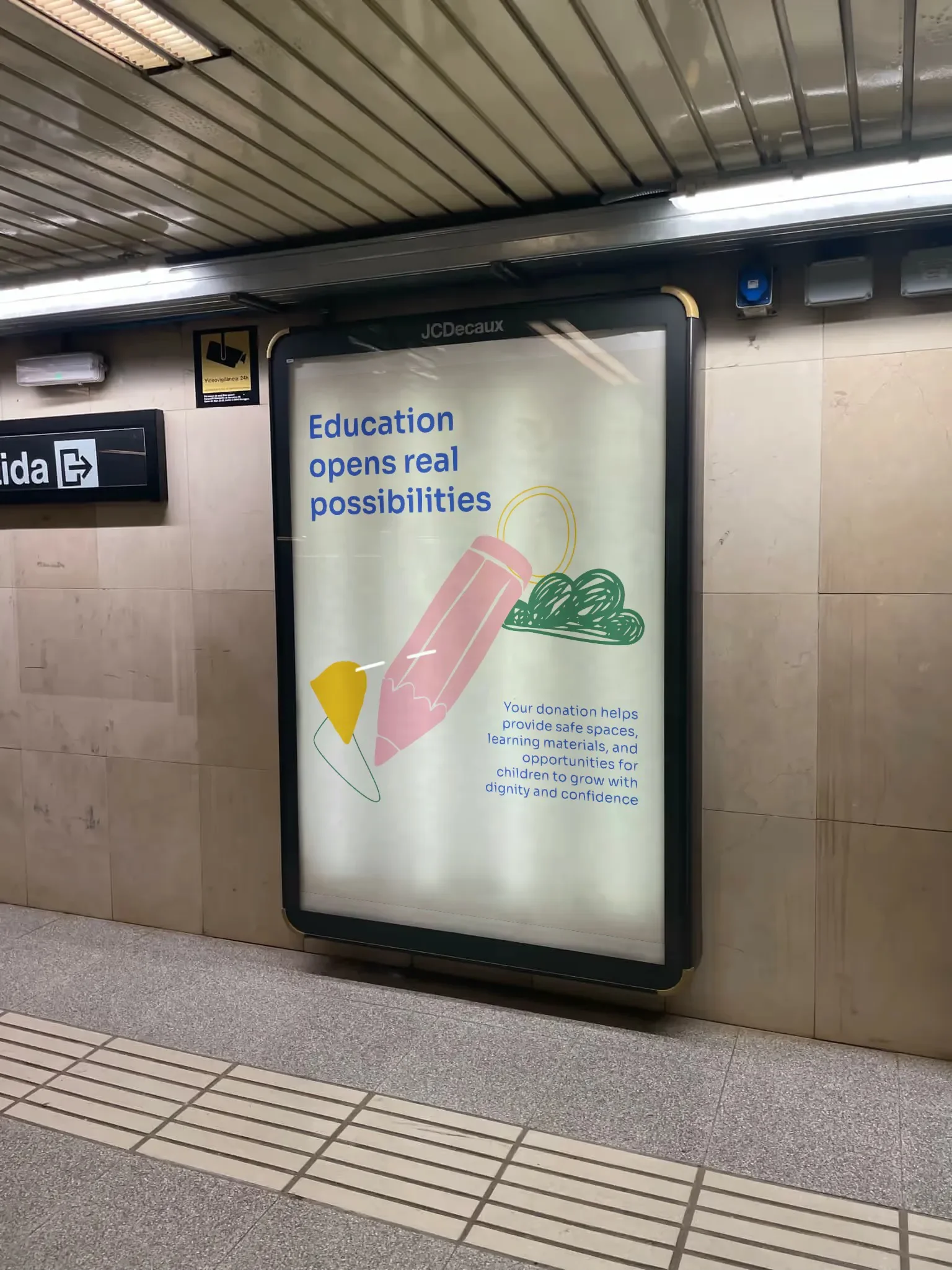 Póster de Hope for Kasai en una estación de metro