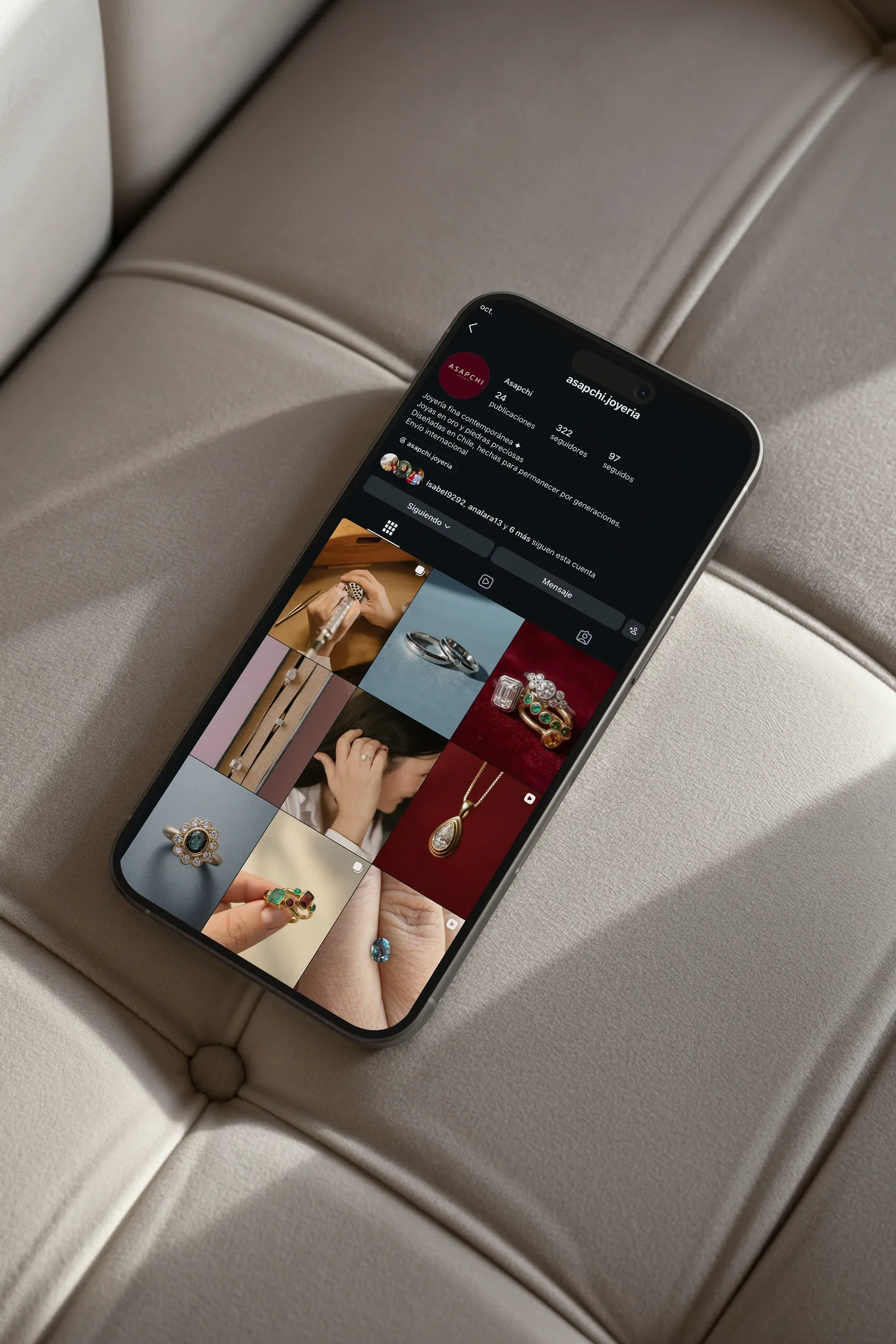 Instagram de ASAPCHI en un celular sobre un sofá de cuero