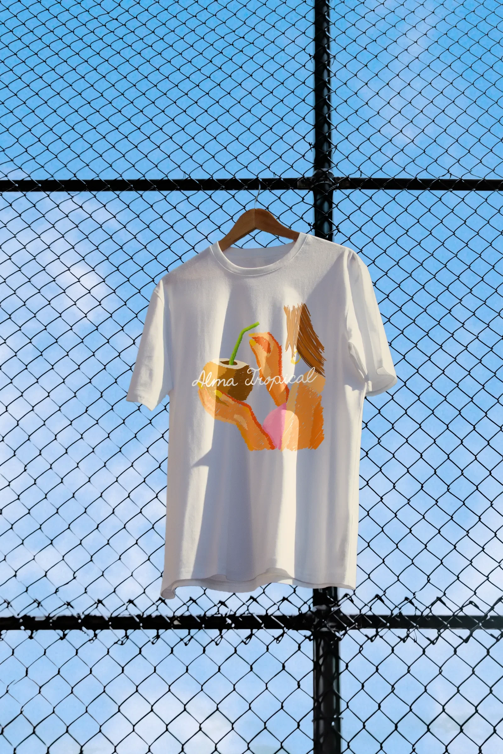 Camiseta con estampado de Alma Tropical colgada
