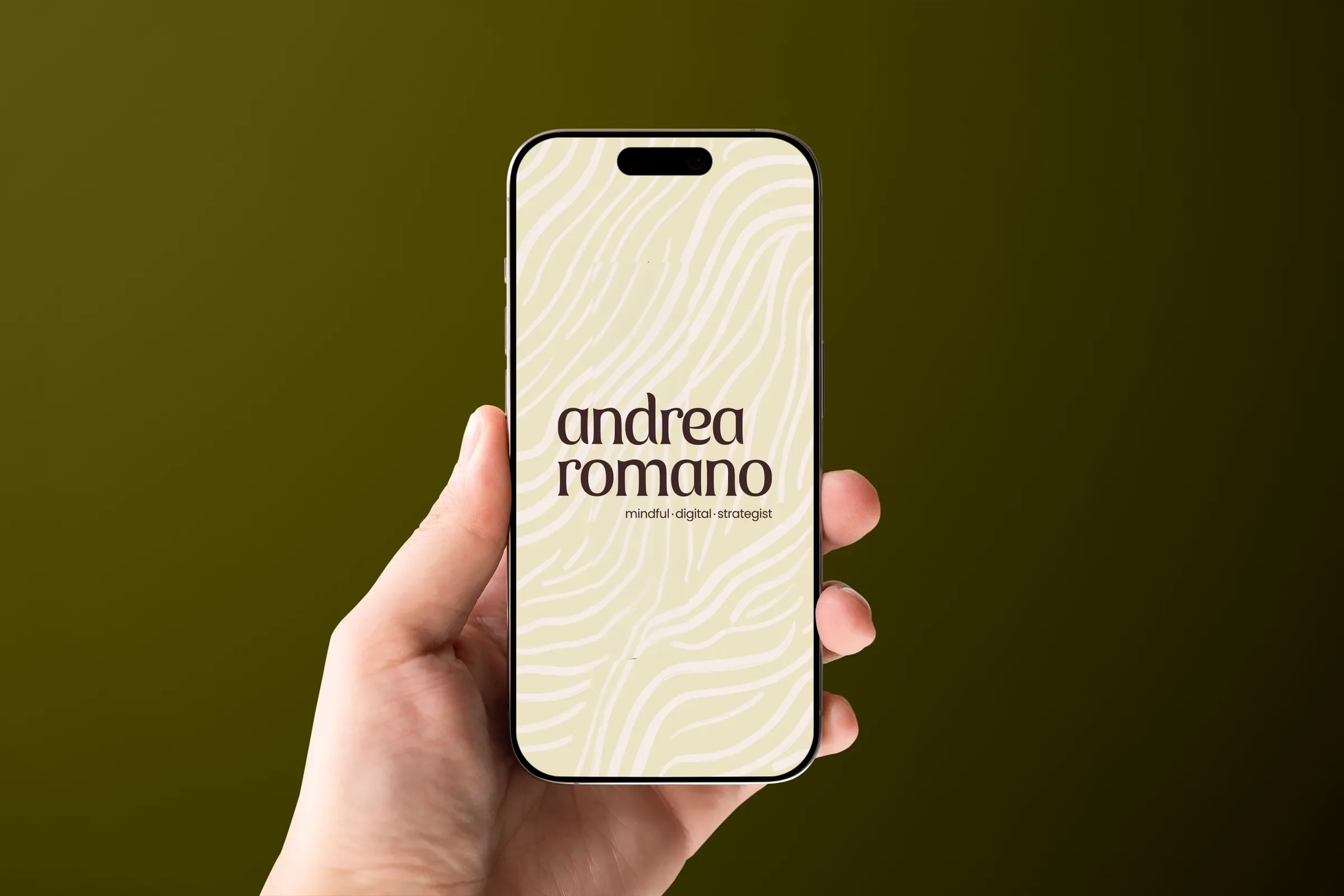 Celular con el logo de Andrea Romano en una mano