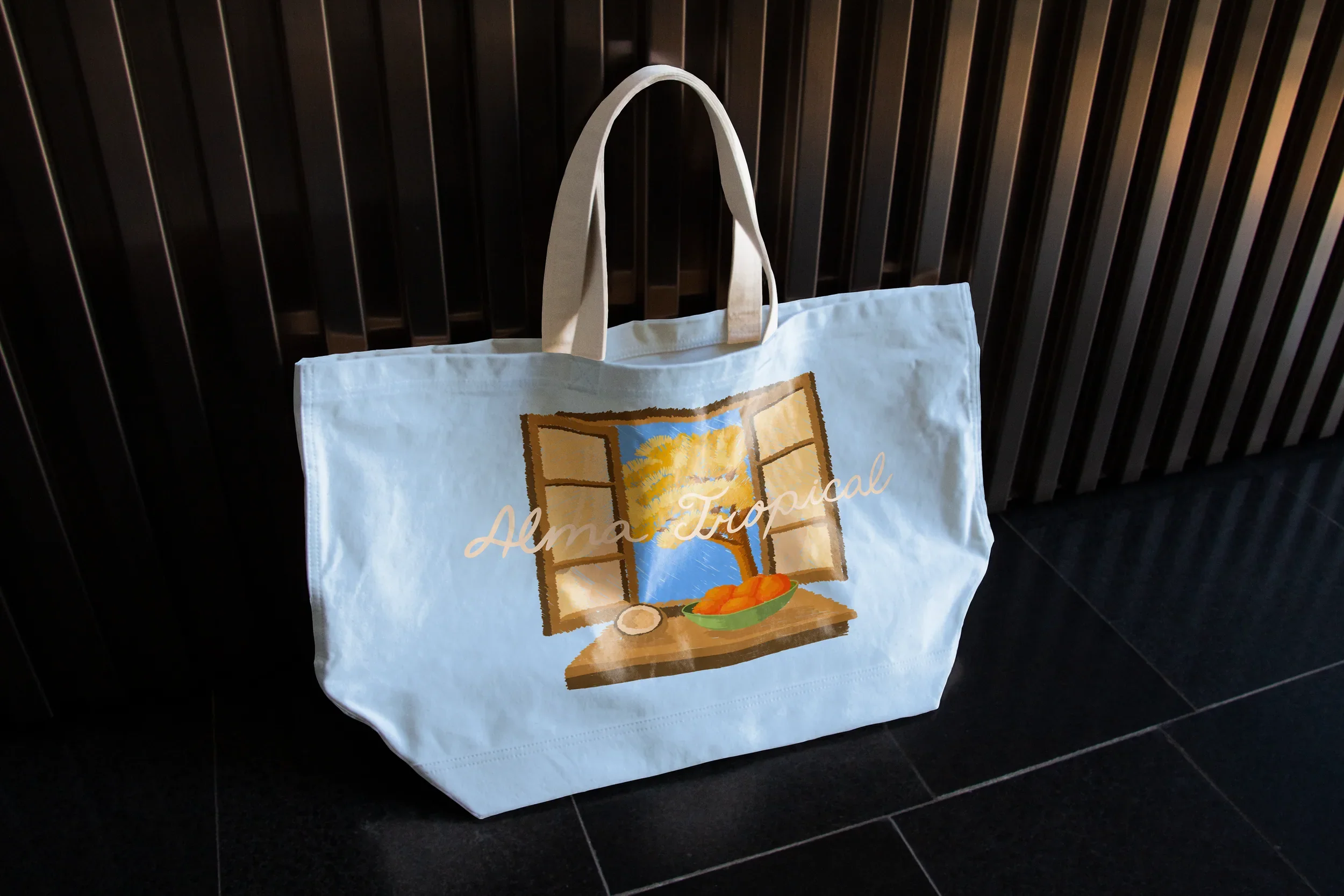 Tote azul de Alma Tropical con la ilustración de una ventana al mar