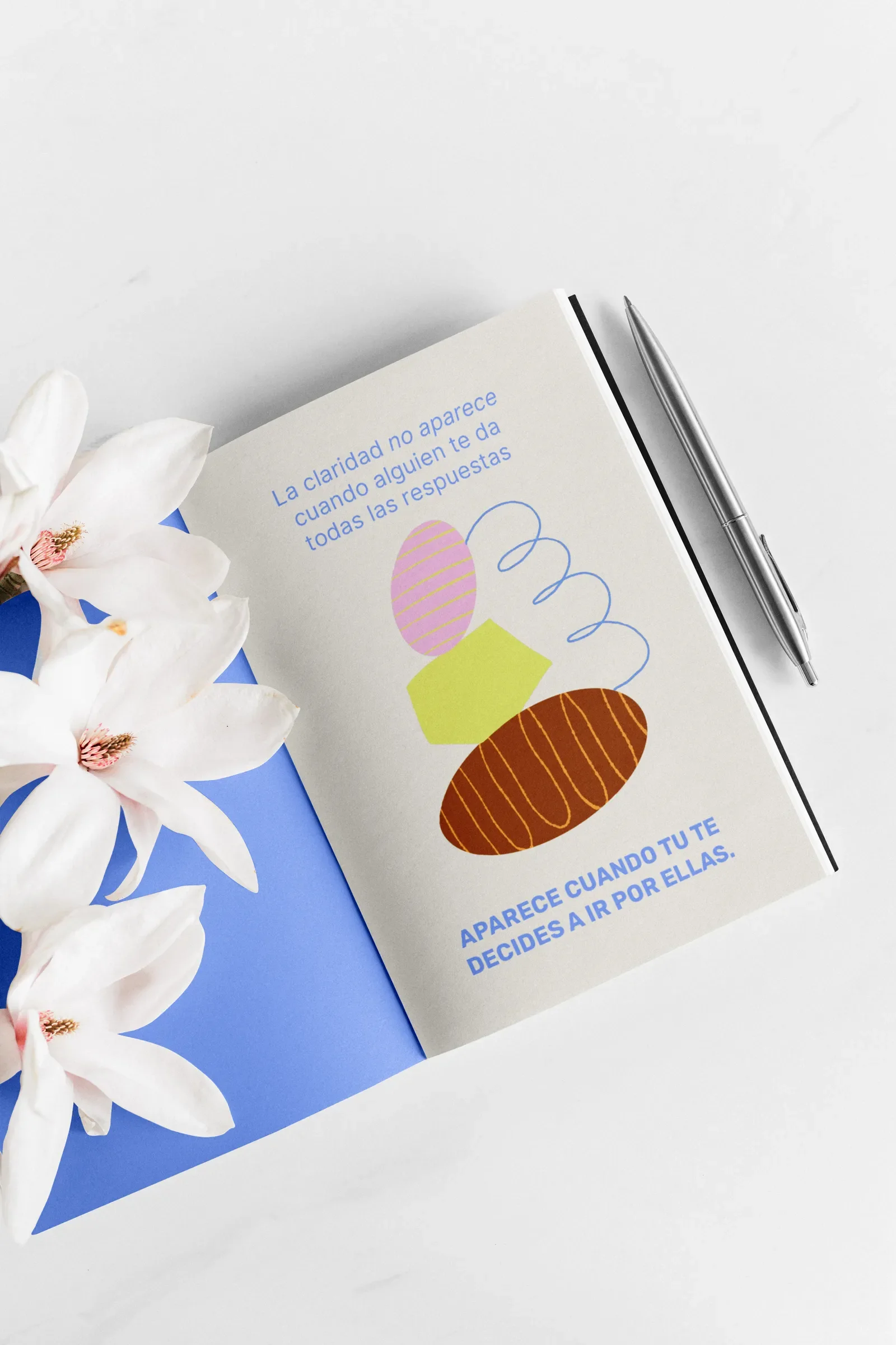 Libreta abierta de Manuela Salinas junto a unas flores