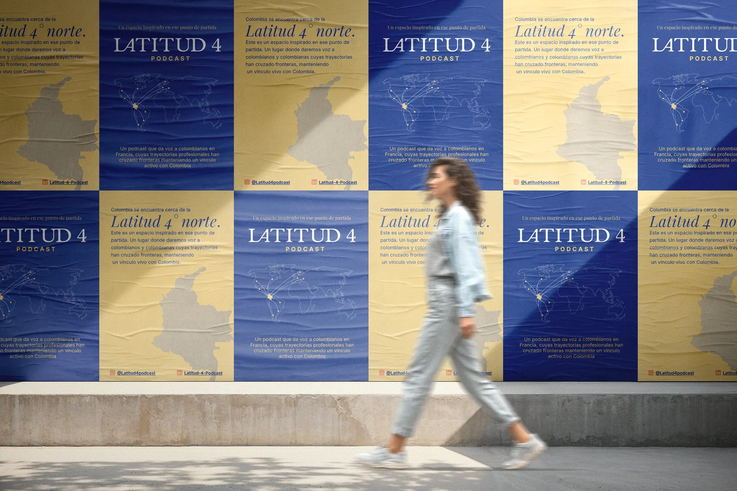 Pared con pósters azules y amarillos de Latitud 4 y una mujer caminando