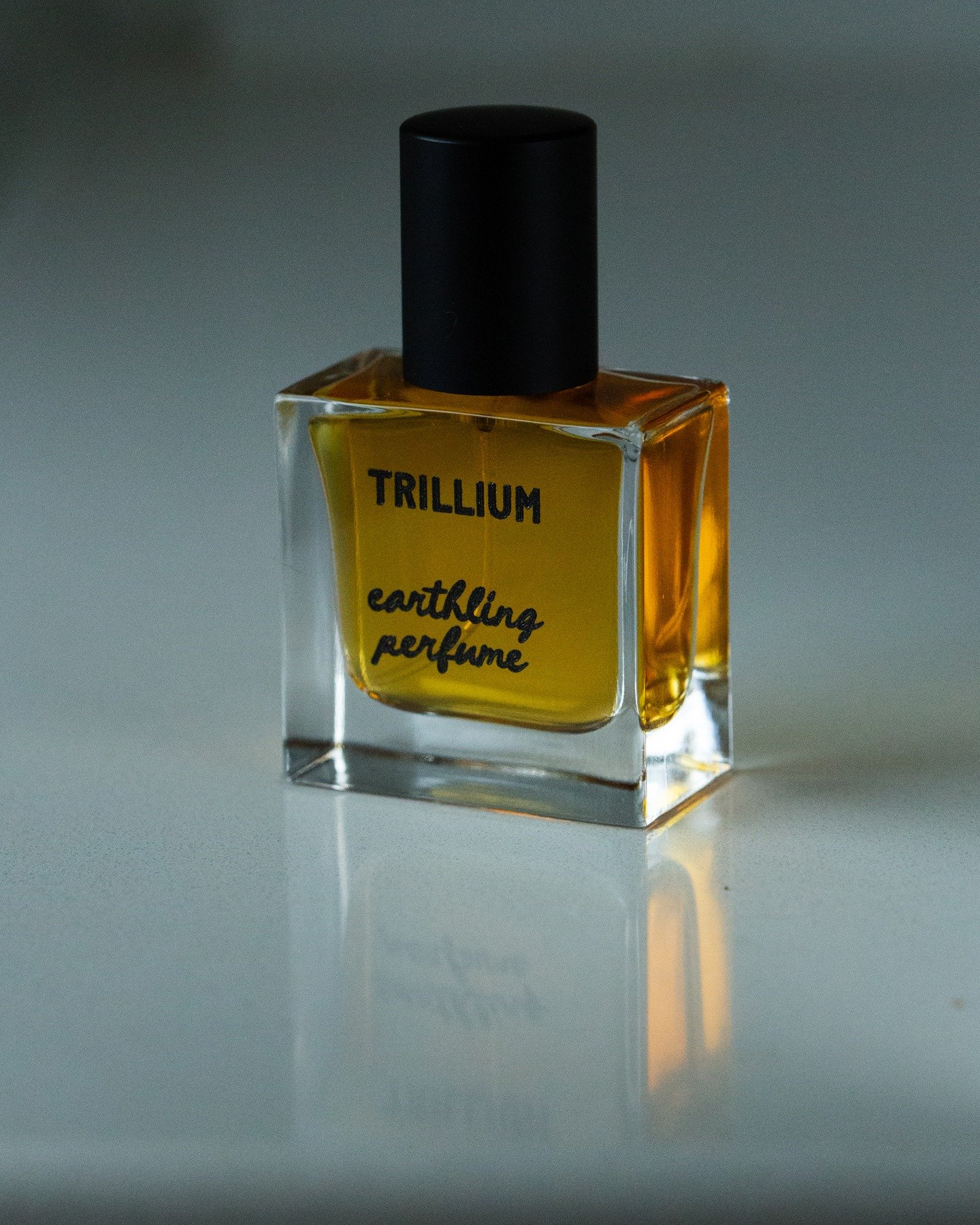 White, against a backdrop of cool, damp earth

Character: green, creamy floral, rich

Featured Notes: grapefruit, balsam fir, jasmine, tuberose, frankincense, Haitian vetiver

Available as 2.5 mL &amp; 15 mL eau de parfum sprays at www.earthlingperfu