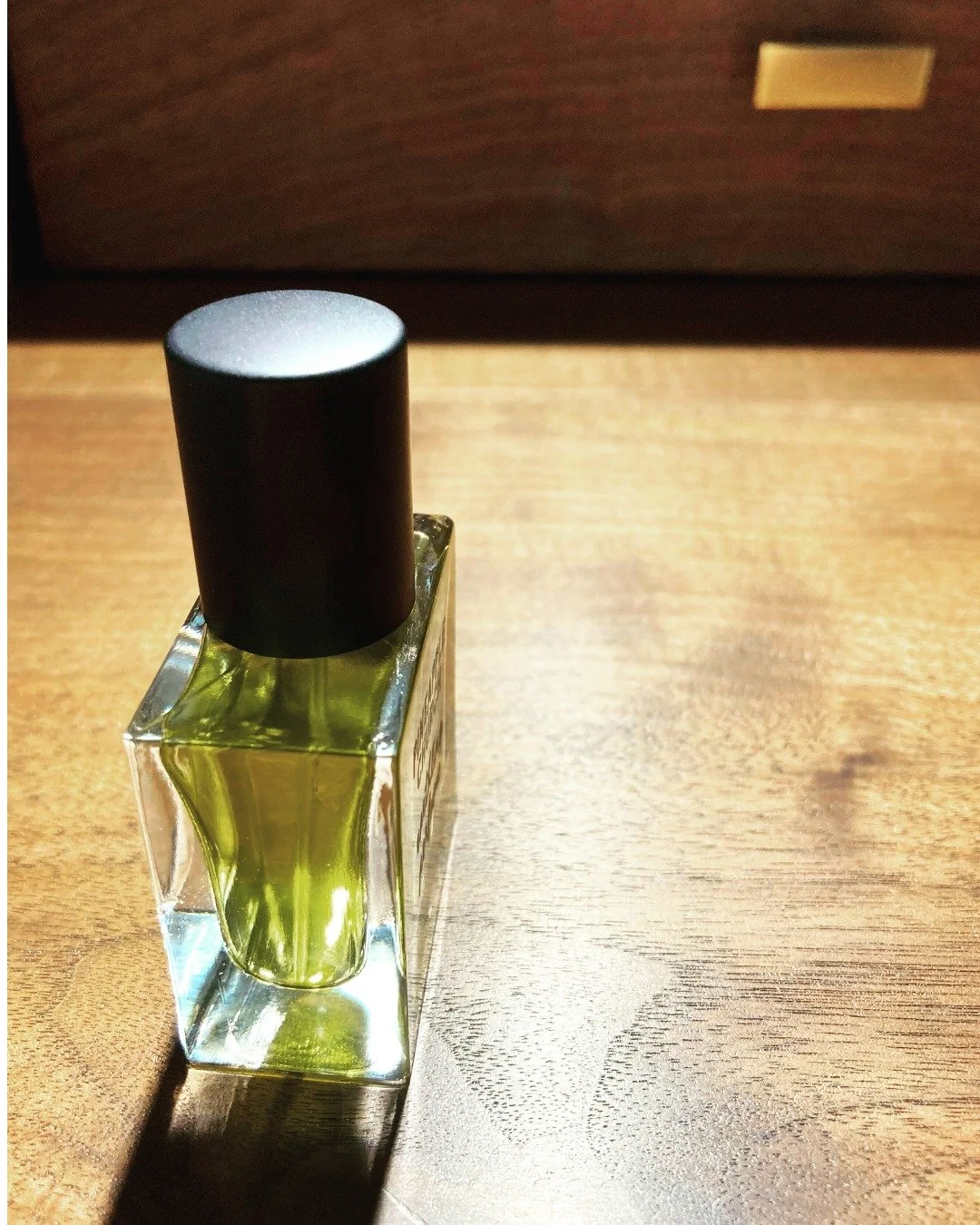 Here's a recently finished bespoke blend. I love the end result and the fantastic chartreuse hue.

Notes: orris root, frankincense (two kinds), bergamot, lavender, pineapple, jasmine sambac, labdanum, green cognac.

#naturalperfume⁠ #nicheperfume⁠ #a